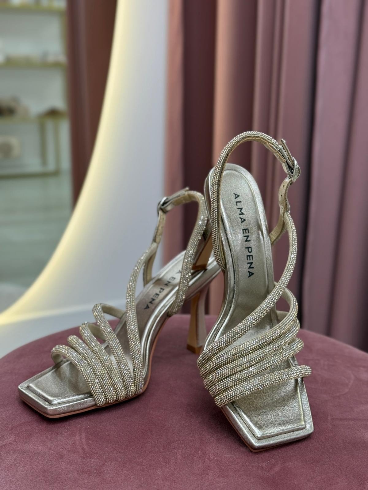 SANDÁLIAS DE TIRAS CRUZADAS COM STRASS