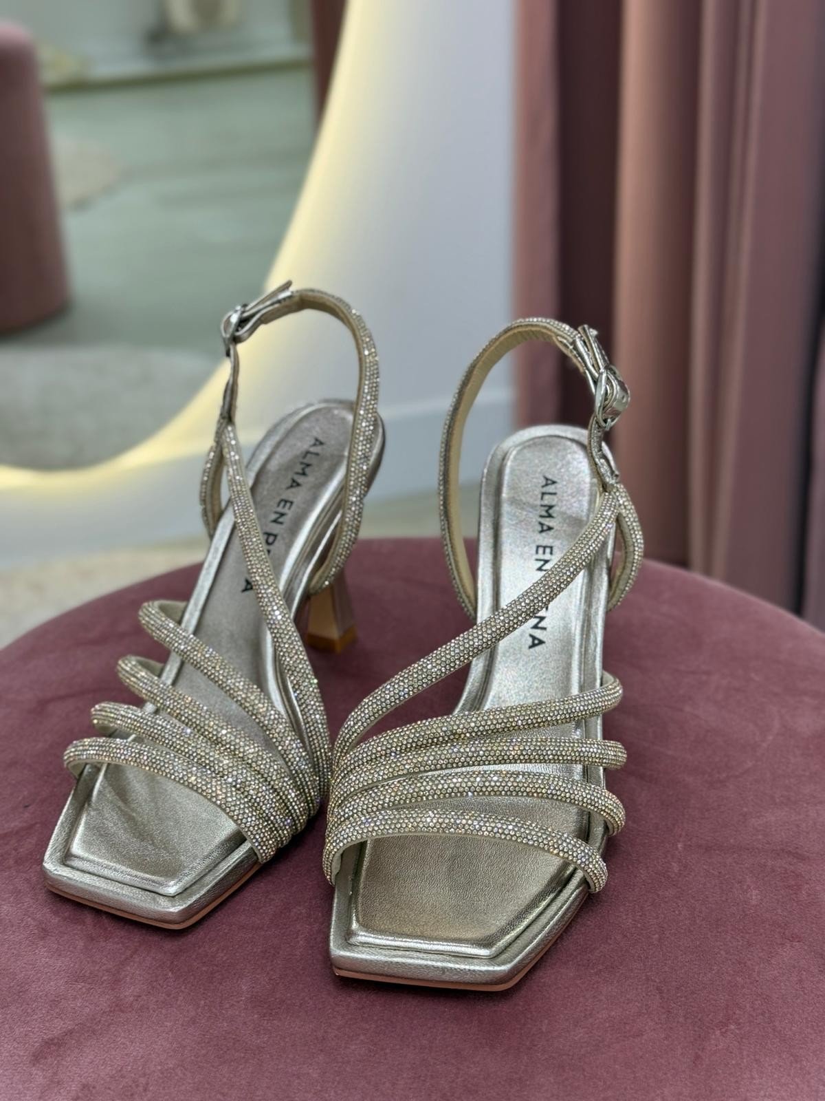 SANDÁLIAS DE TIRAS CRUZADAS COM STRASS