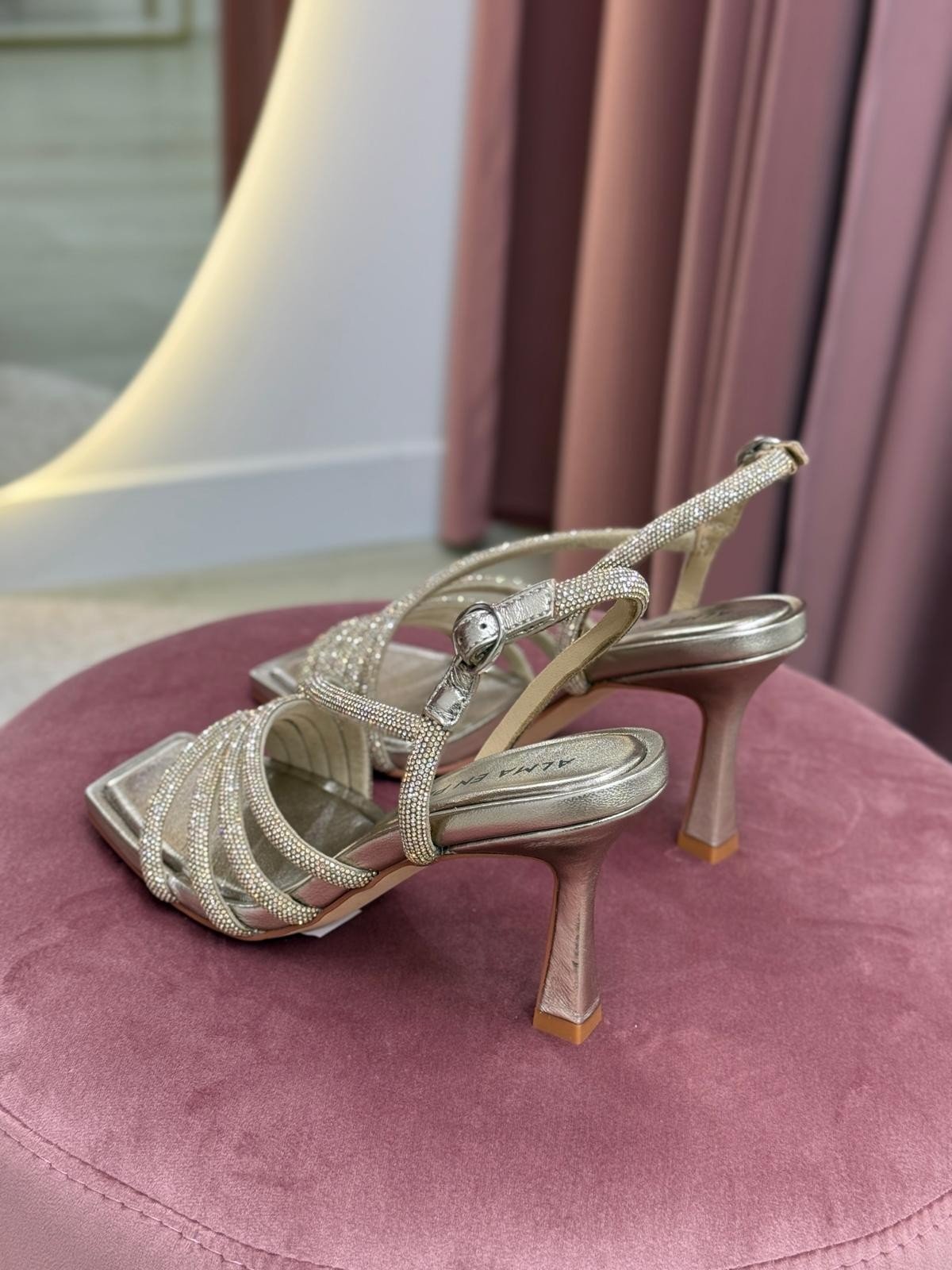 SANDÁLIAS DE TIRAS CRUZADAS COM STRASS