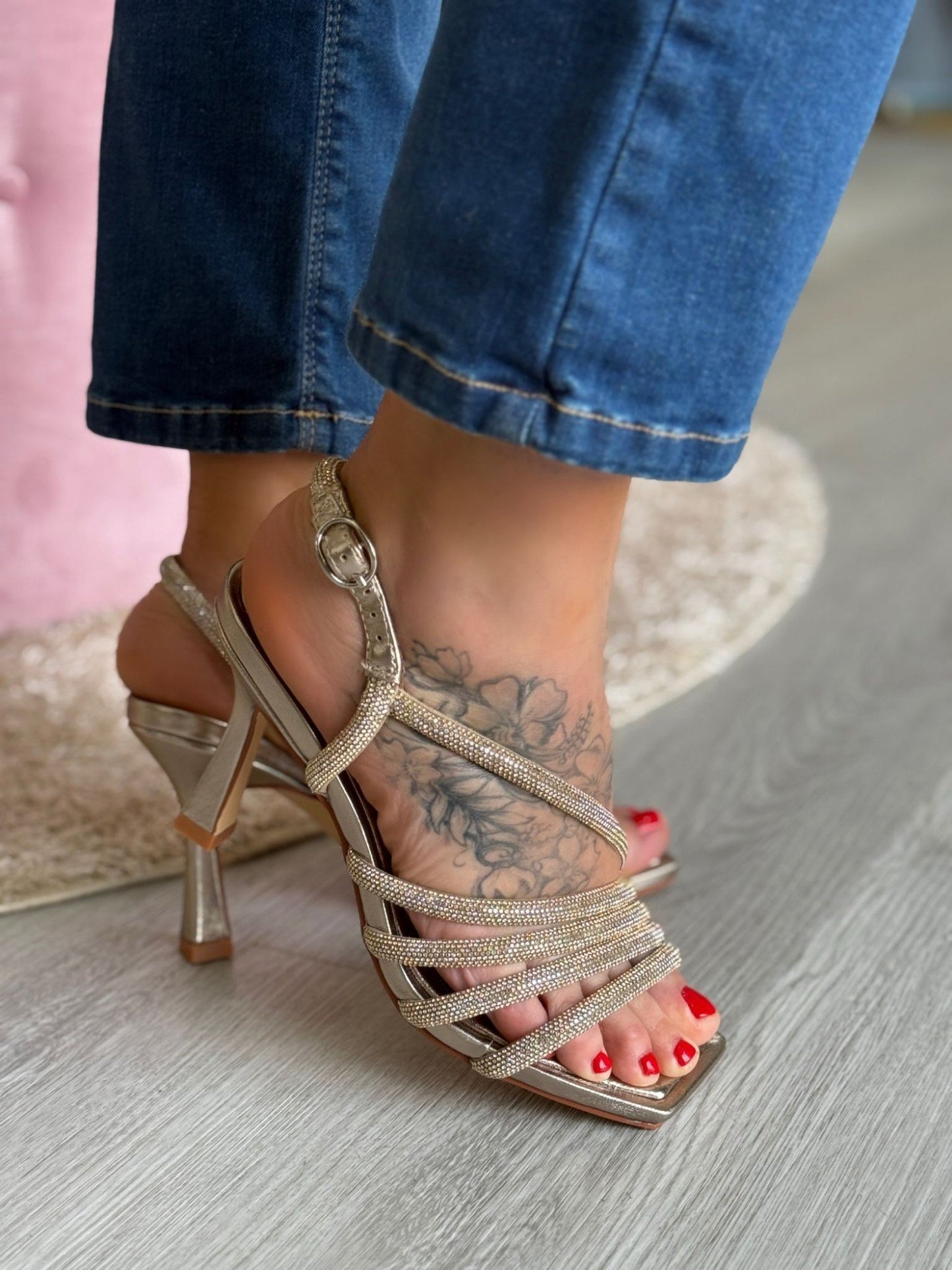 SANDÁLIAS DE TIRAS CRUZADAS COM STRASS