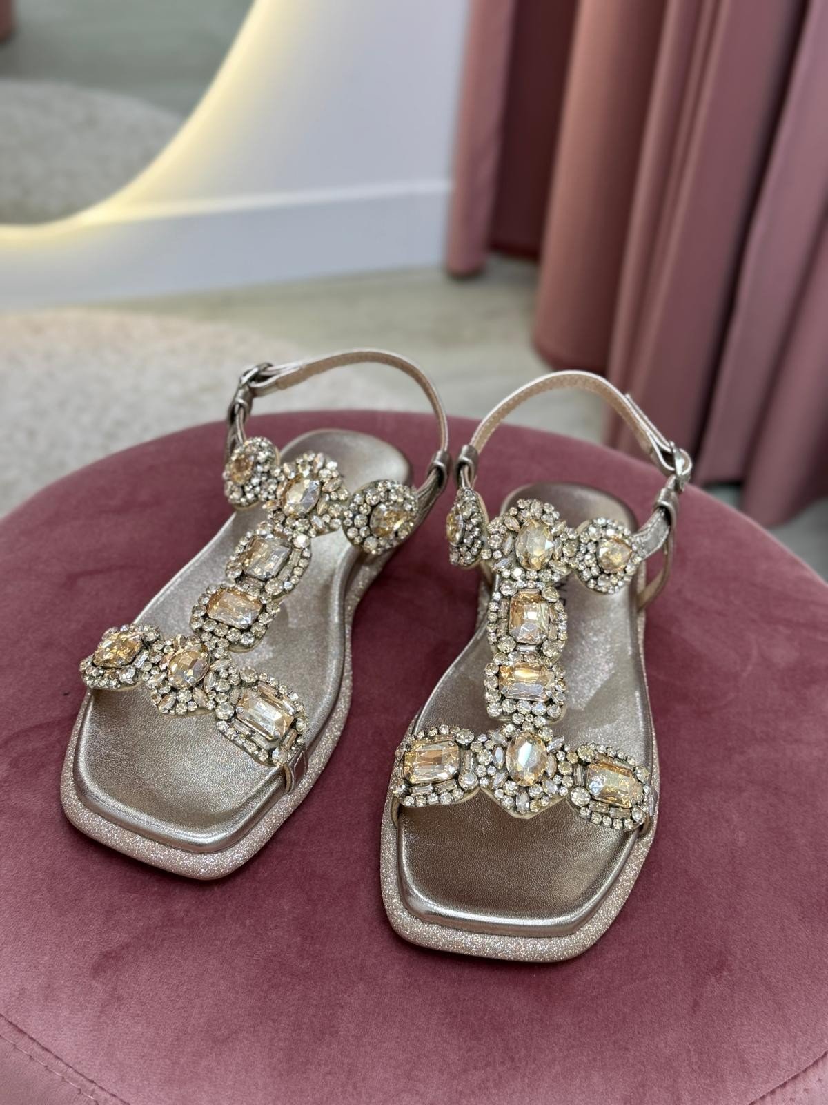 SANDÁLIA COM CONTAS DE STRASS