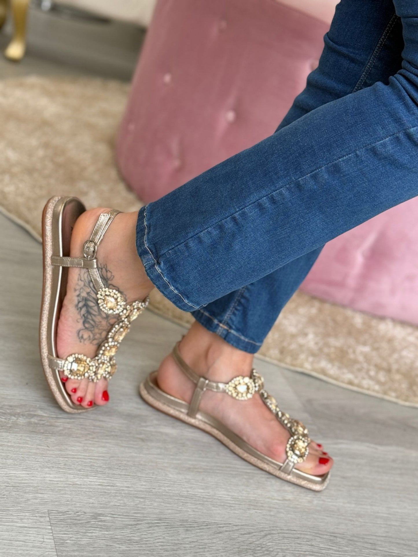 SANDÁLIA COM CONTAS DE STRASS