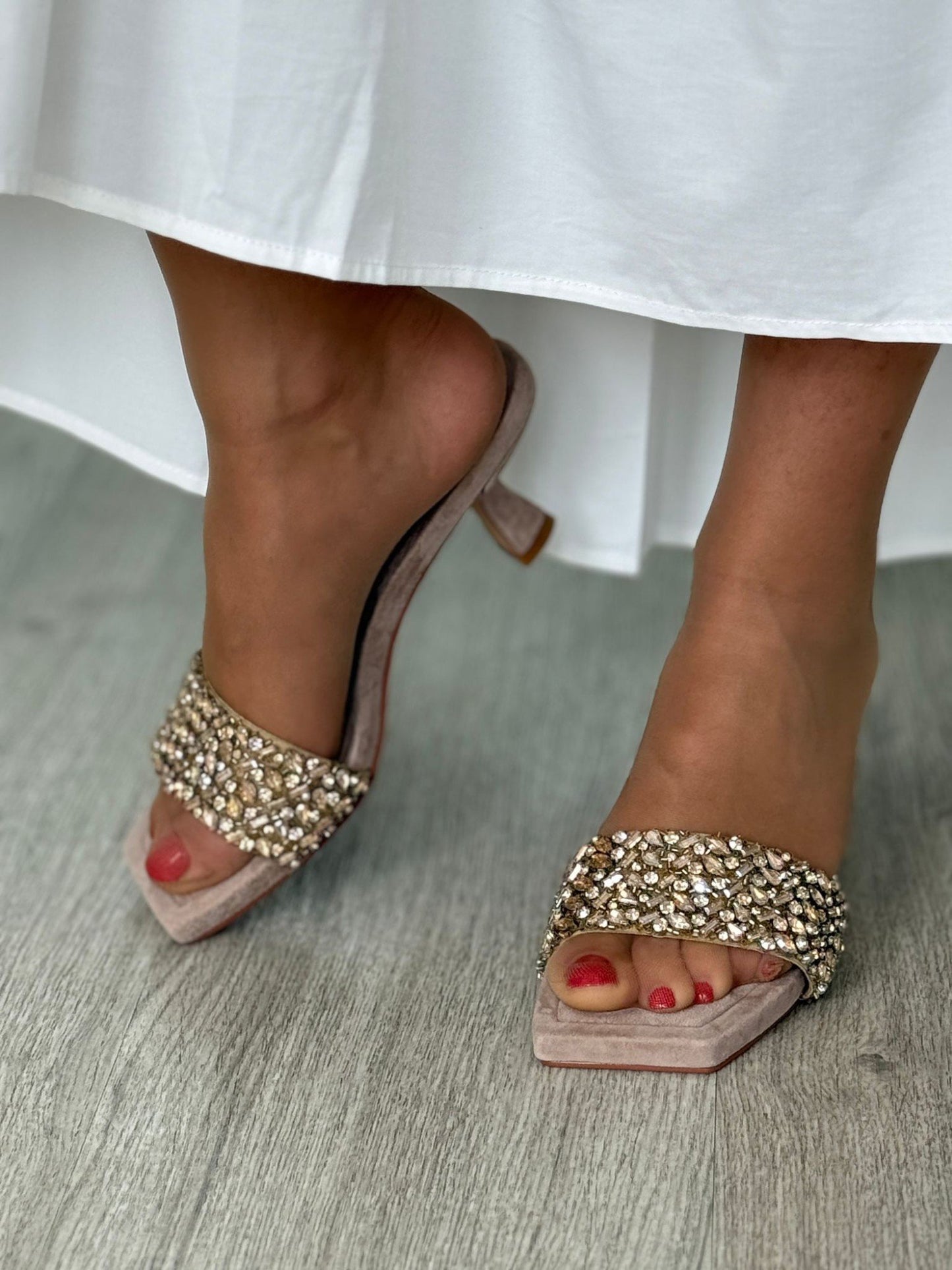 SANDÁLIA COM SALTO EM BANDA DE STRASS