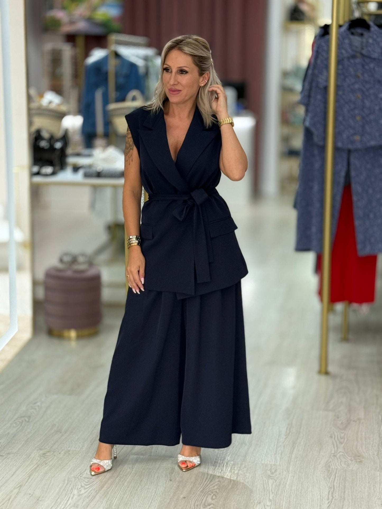 Calça curta wide leg com pregas frontais