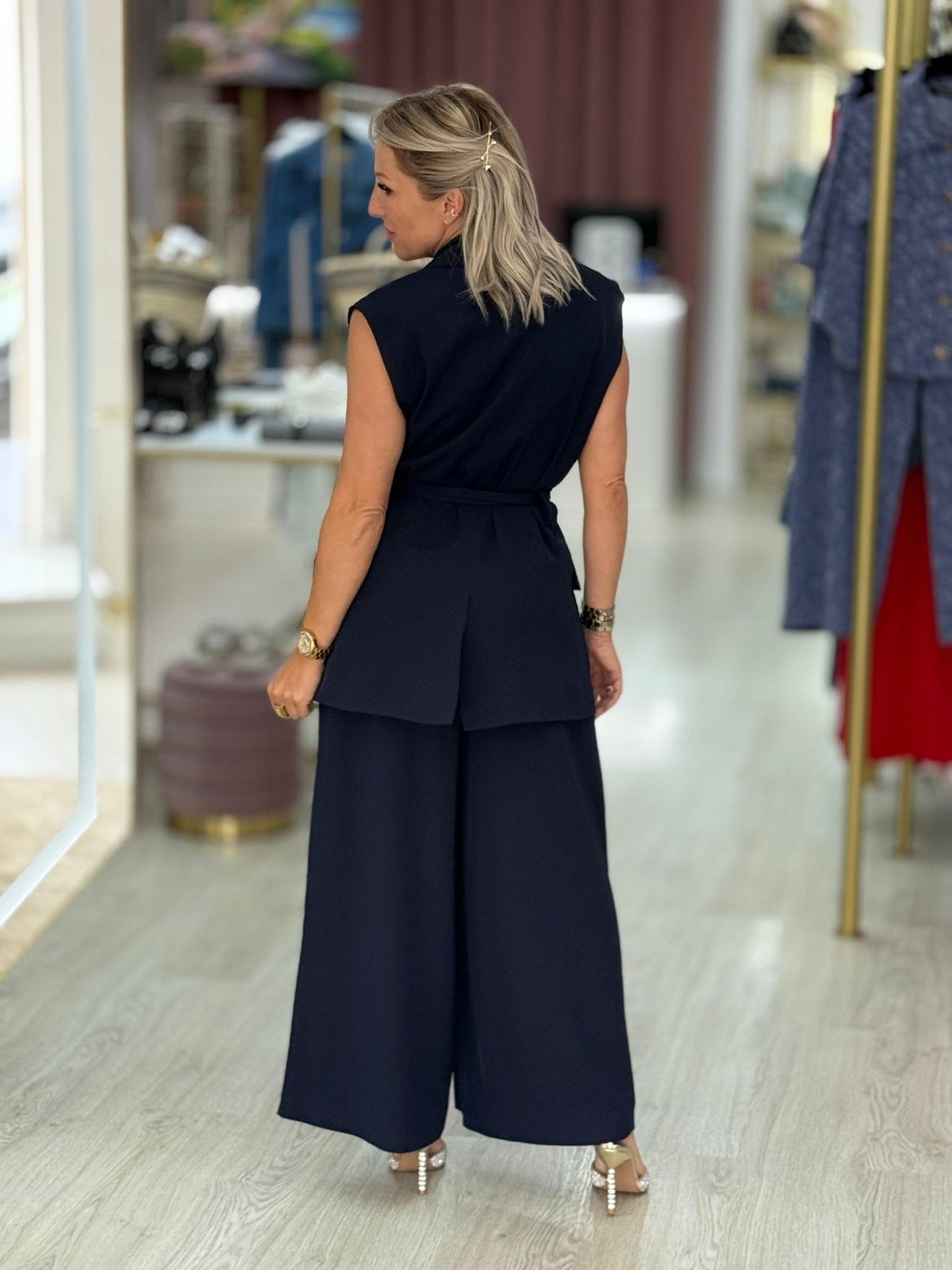Calça curta wide leg com pregas frontais