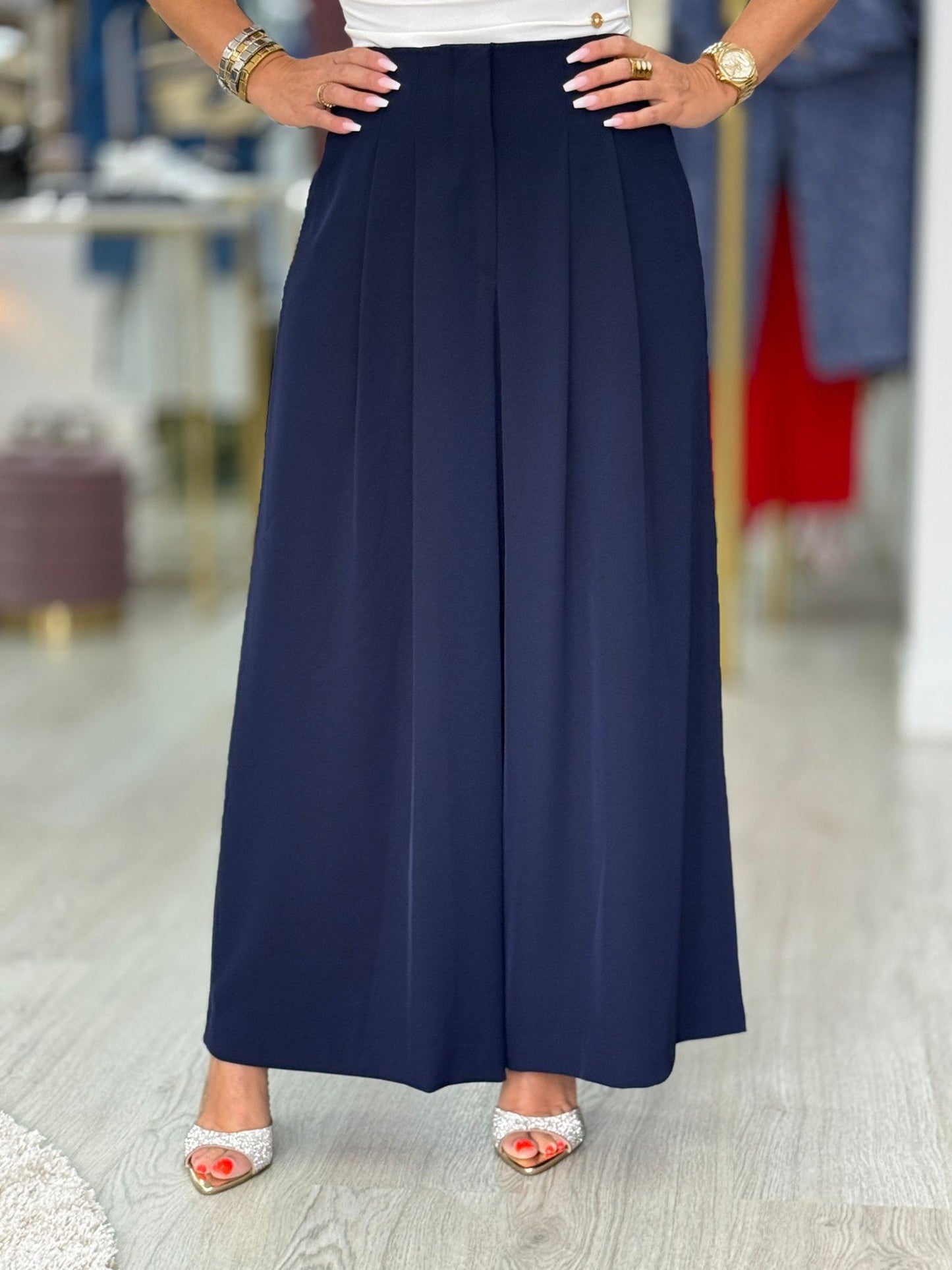 Calça curta wide leg com pregas frontais