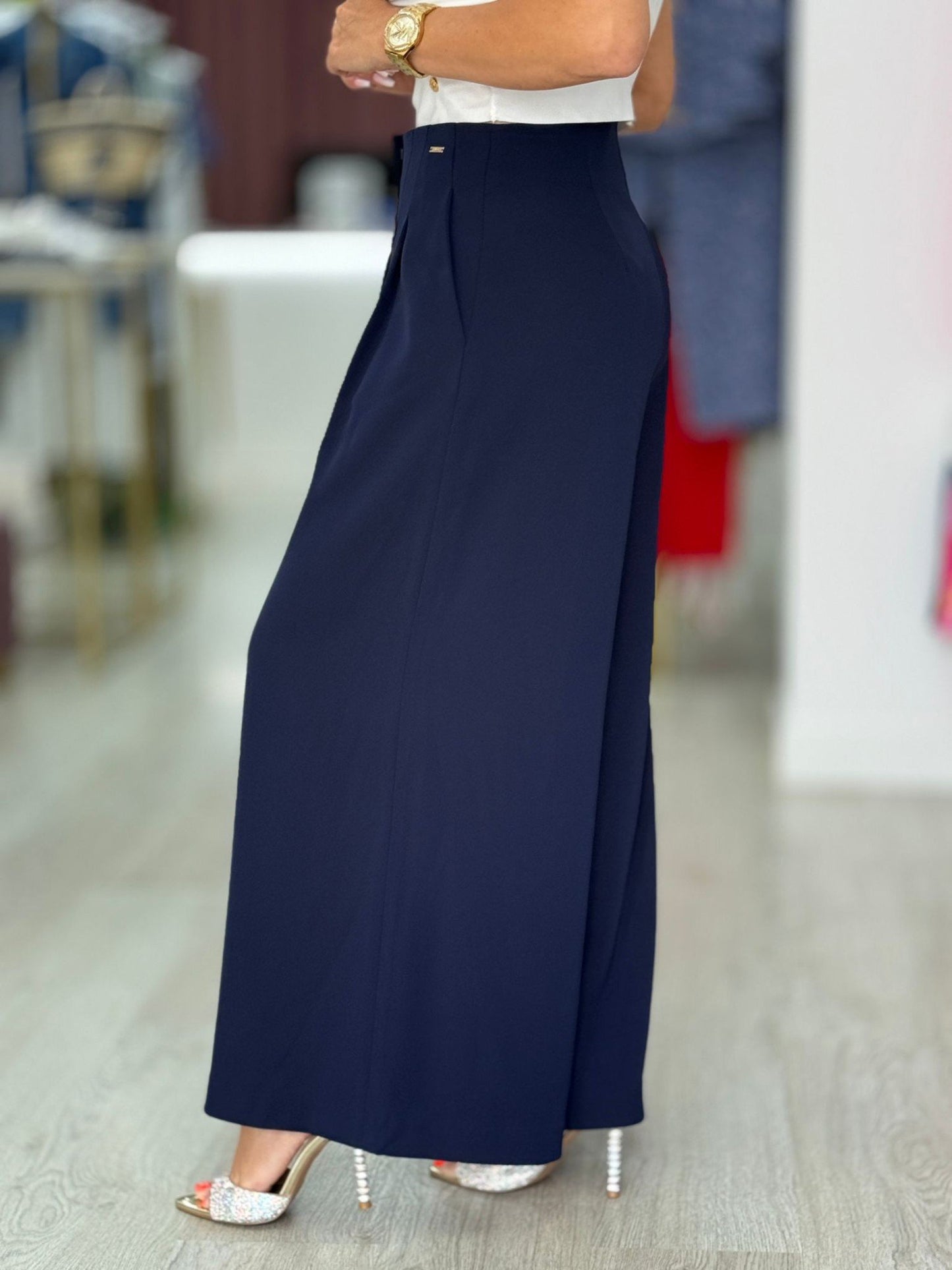 Calça curta wide leg com pregas frontais