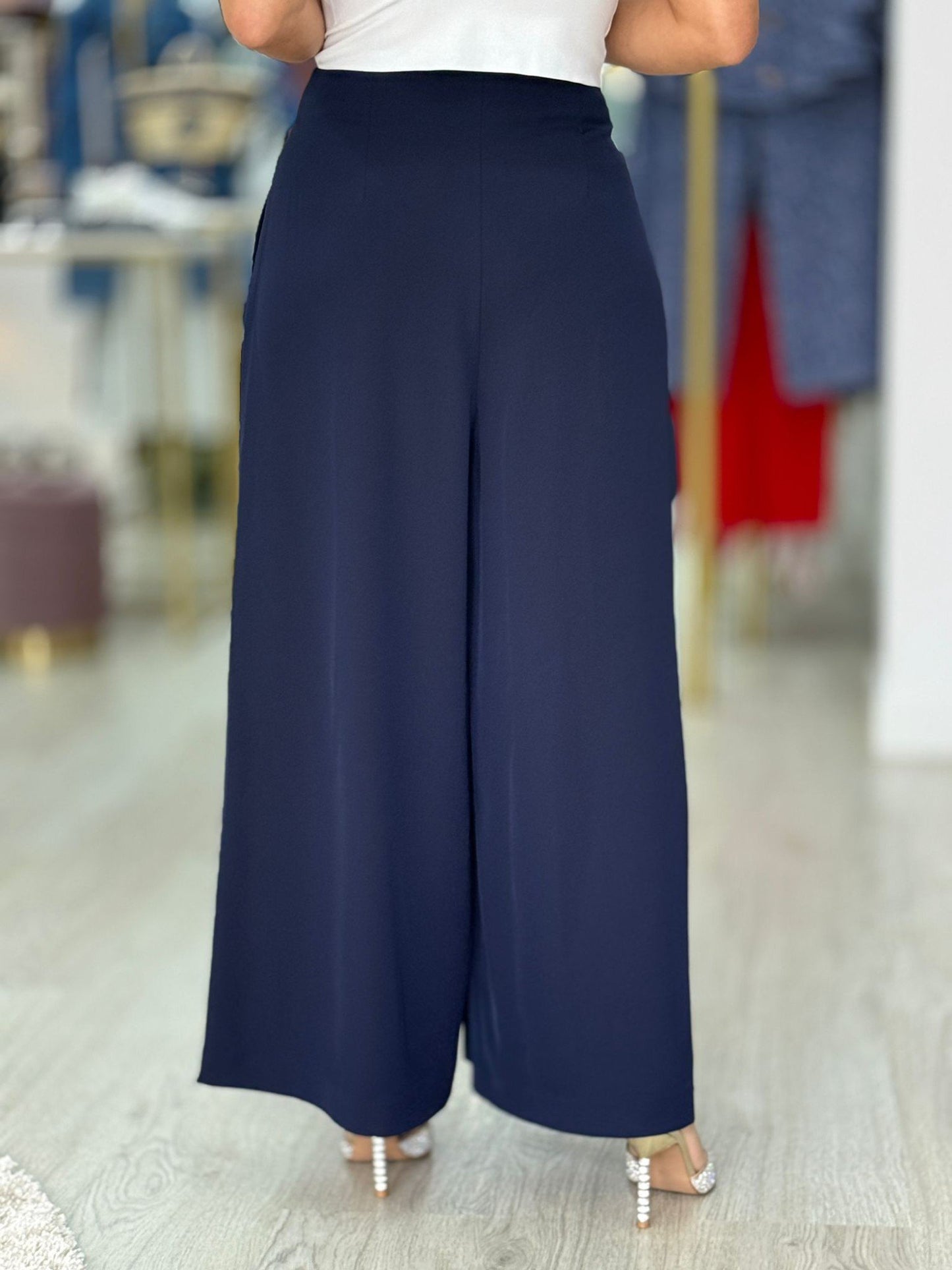 Calça curta wide leg com pregas frontais