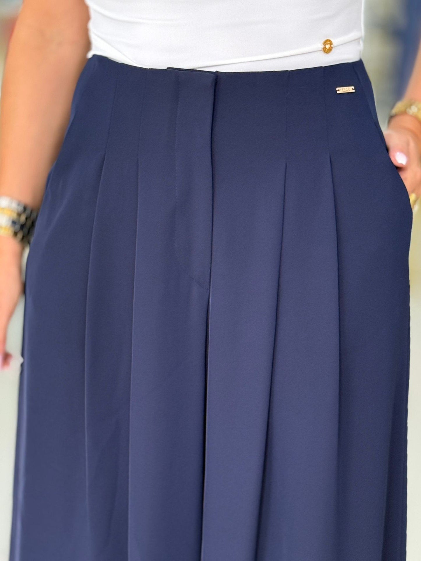 Calça curta wide leg com pregas frontais