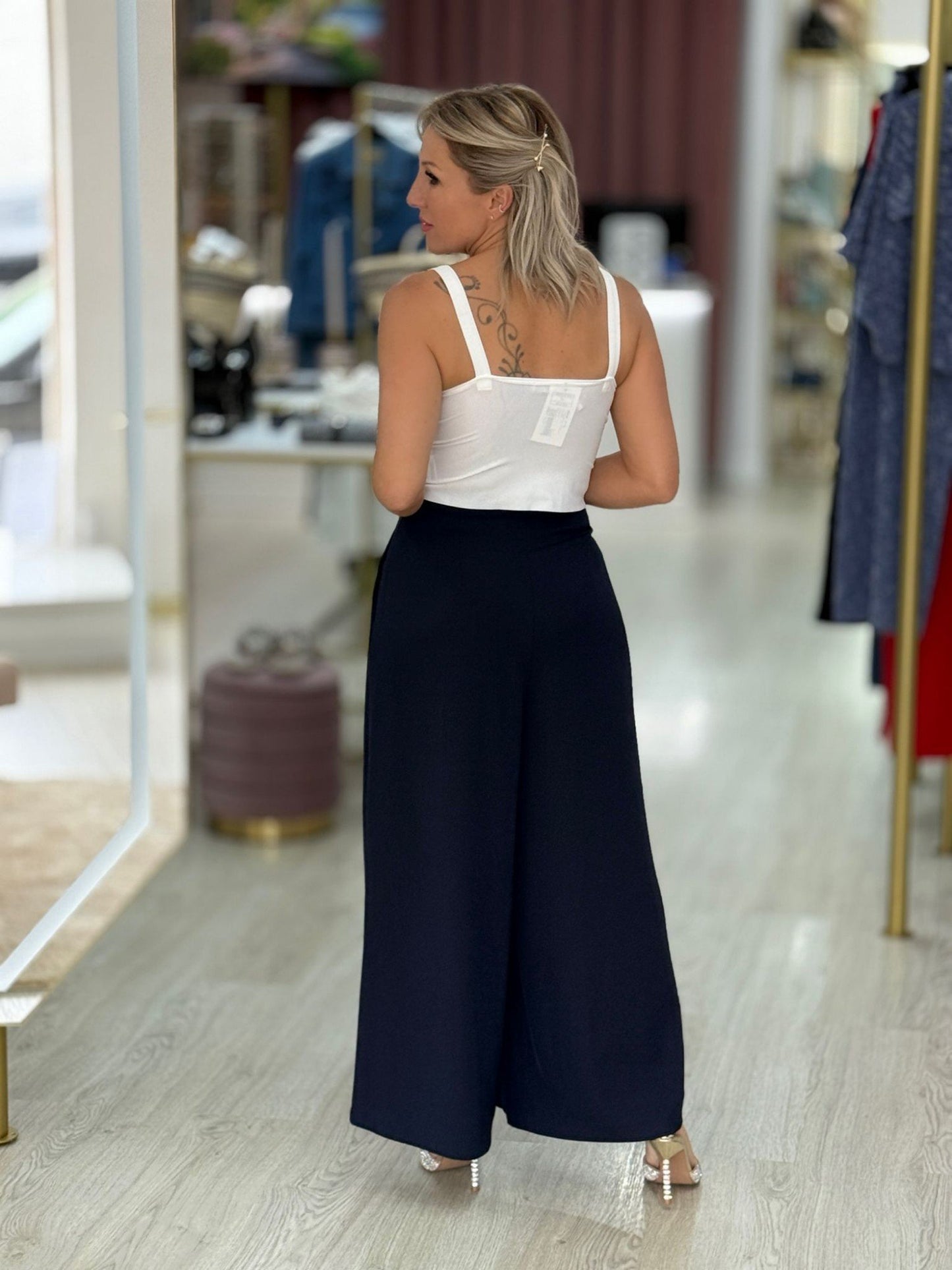 Calça curta wide leg com pregas frontais
