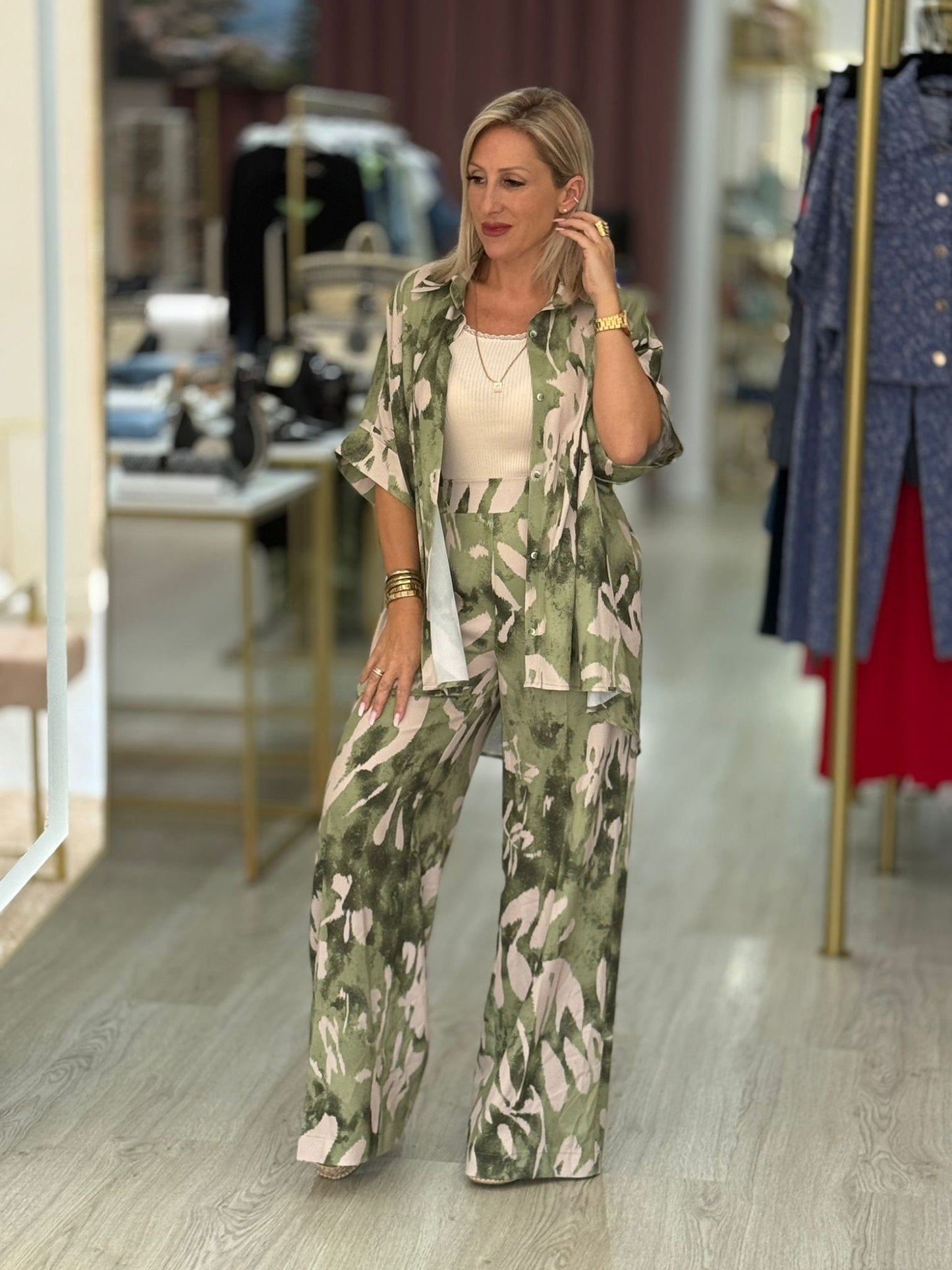 Calça wide leg estampada em tecido fluido