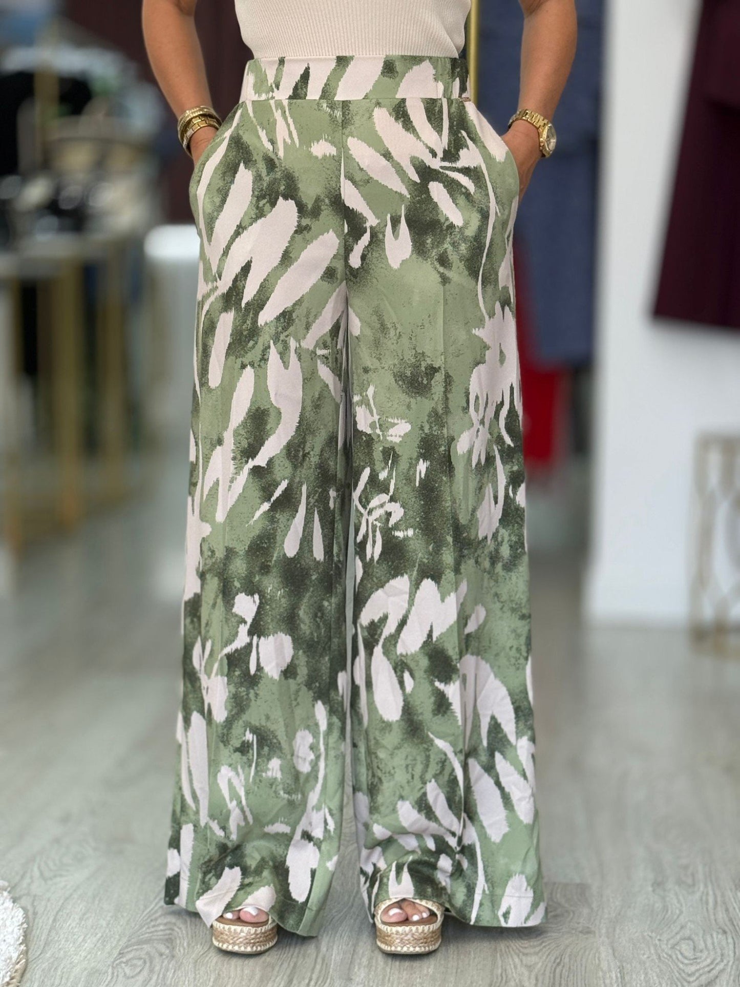 Calça wide leg estampada em tecido fluido