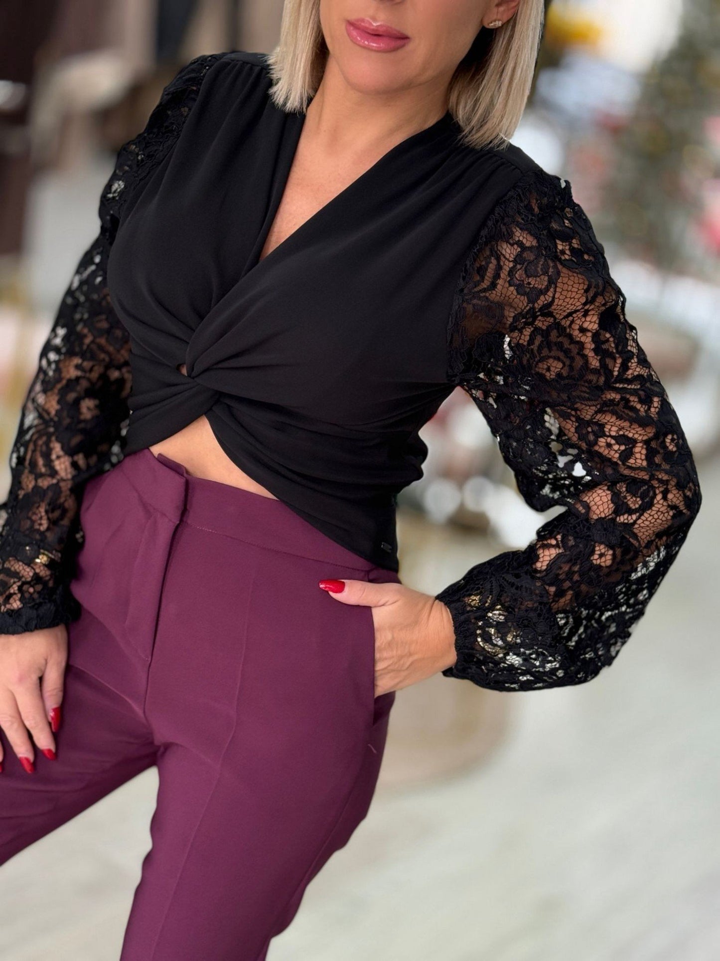 Camisola curta com manga comprida em renda