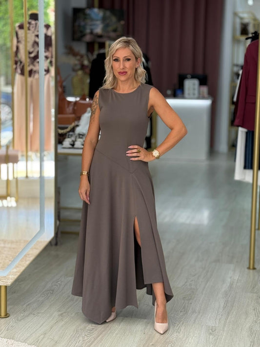 Vestido assimétrico com racha frontal