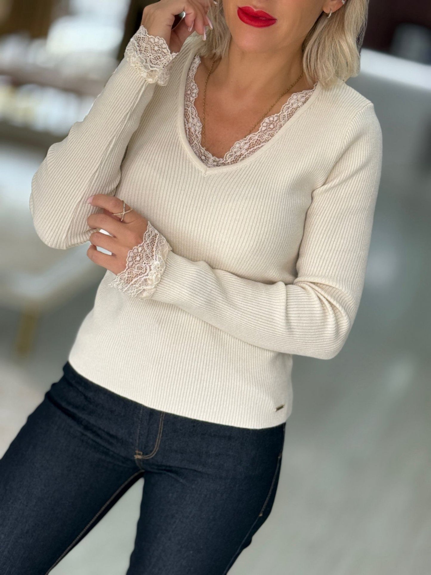 Camisola canelada com detalhe em renda