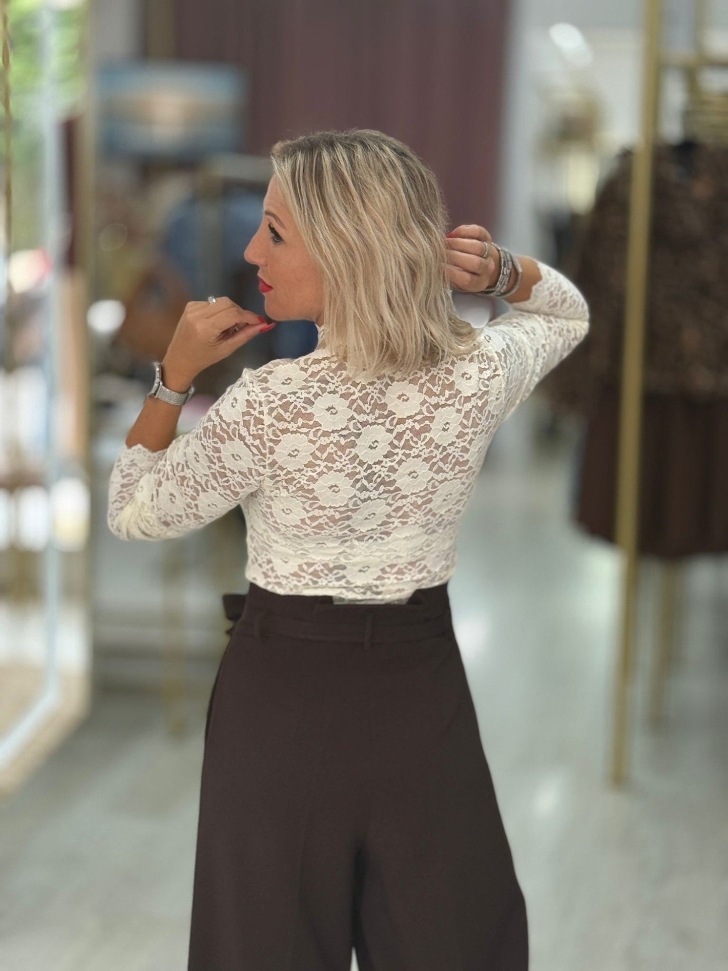 Camisola em renda com gola (+ cores)