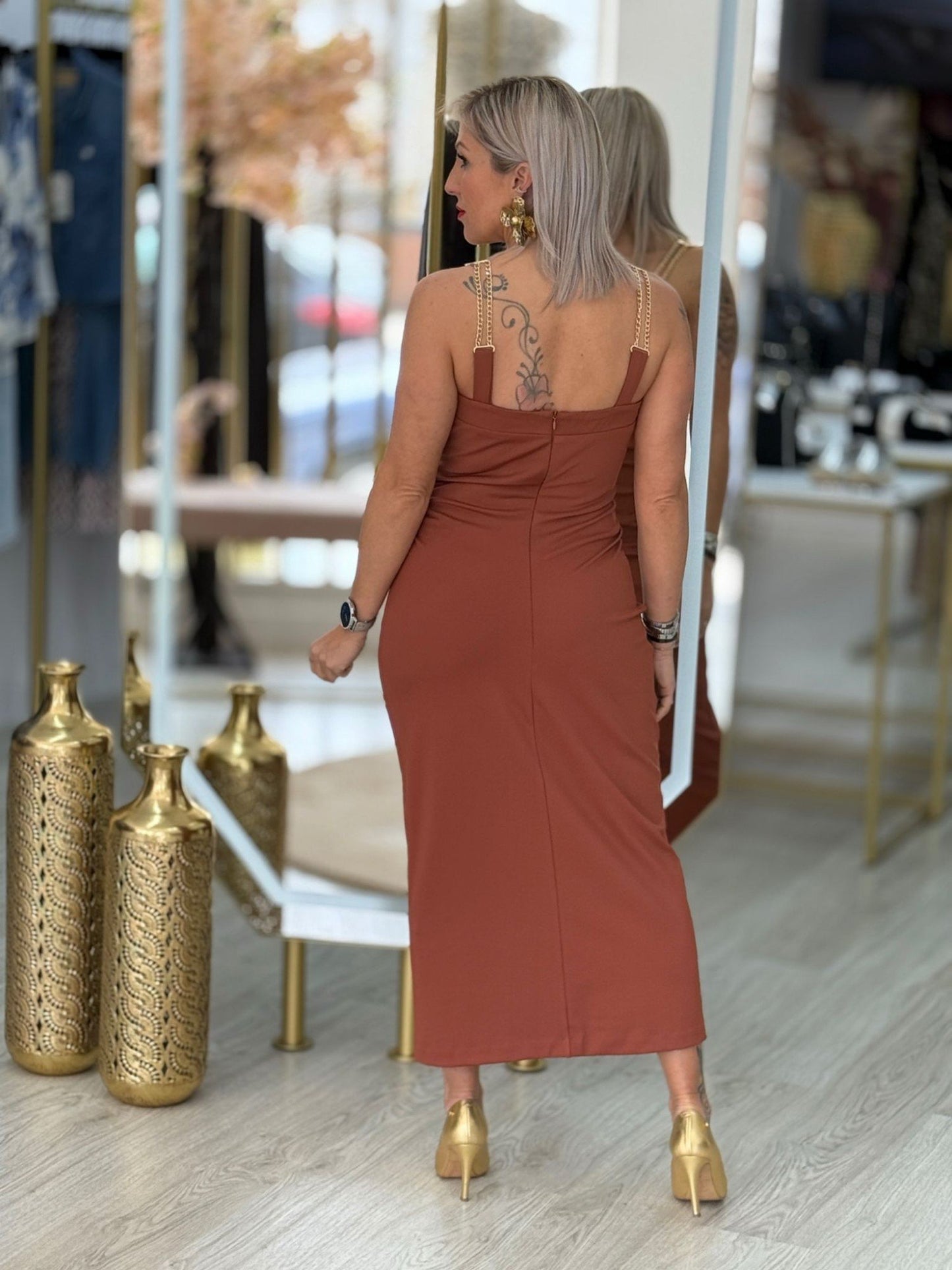 Vestido com alças em corrente