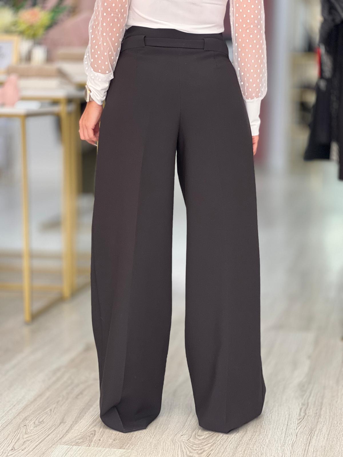 Calça wide leg com cinto metálico personalizado