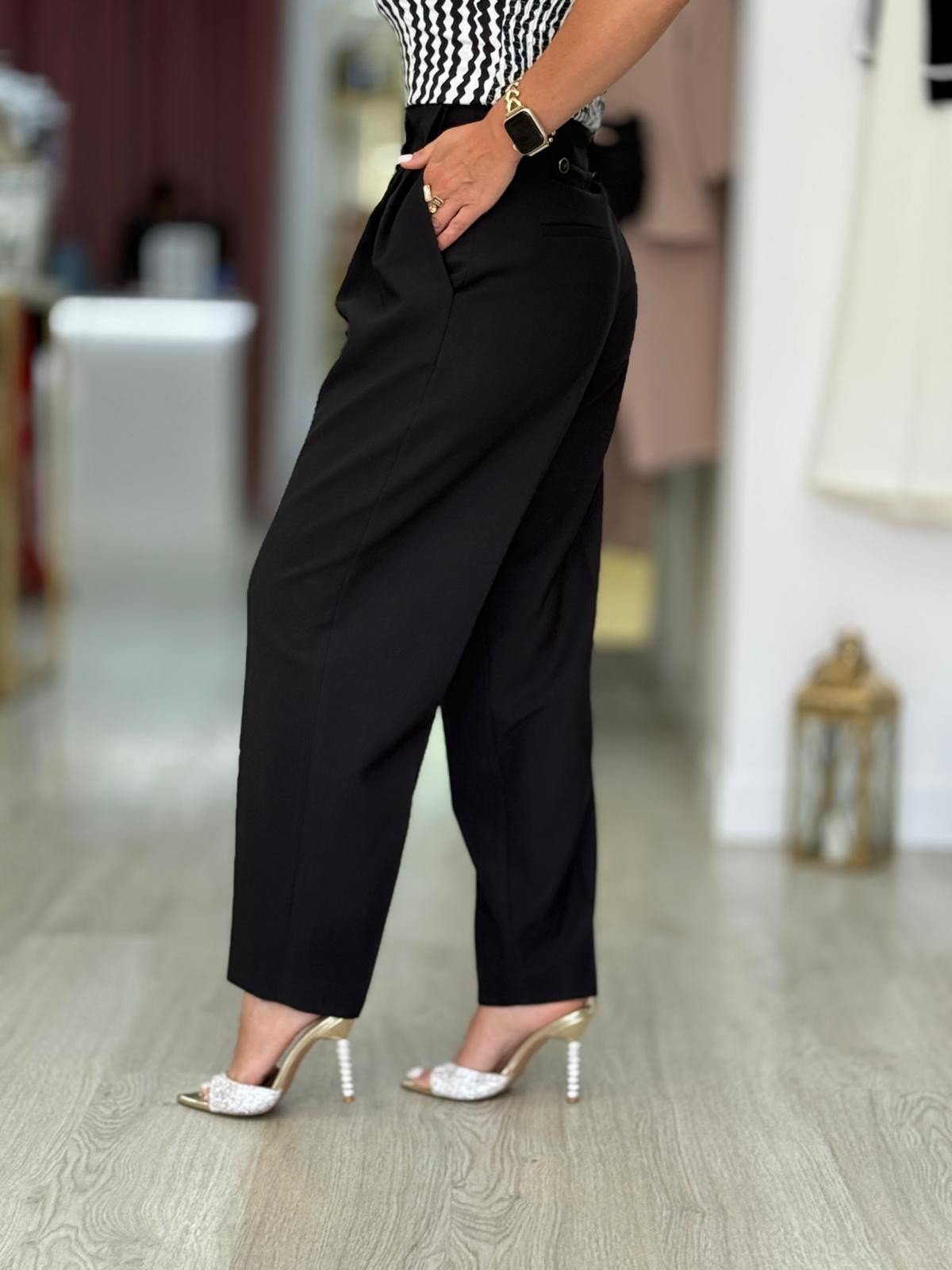 Calça clássica com pregas