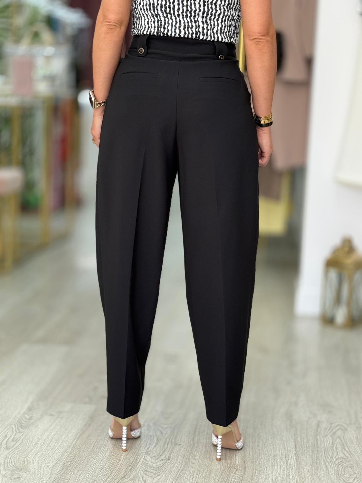 Calça clássica com pregas