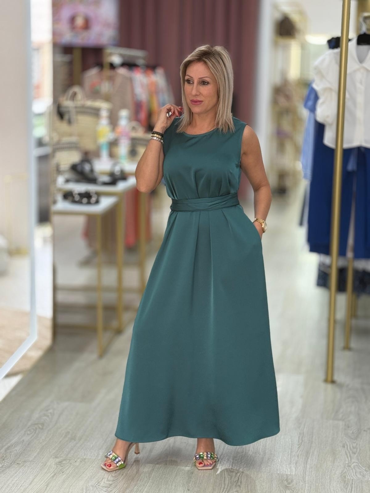 Vestido clássico midi acetinado