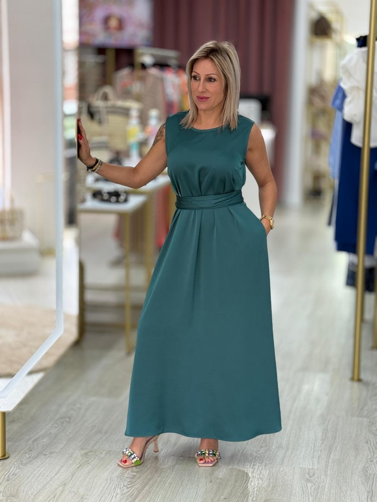 Vestido clássico midi acetinado