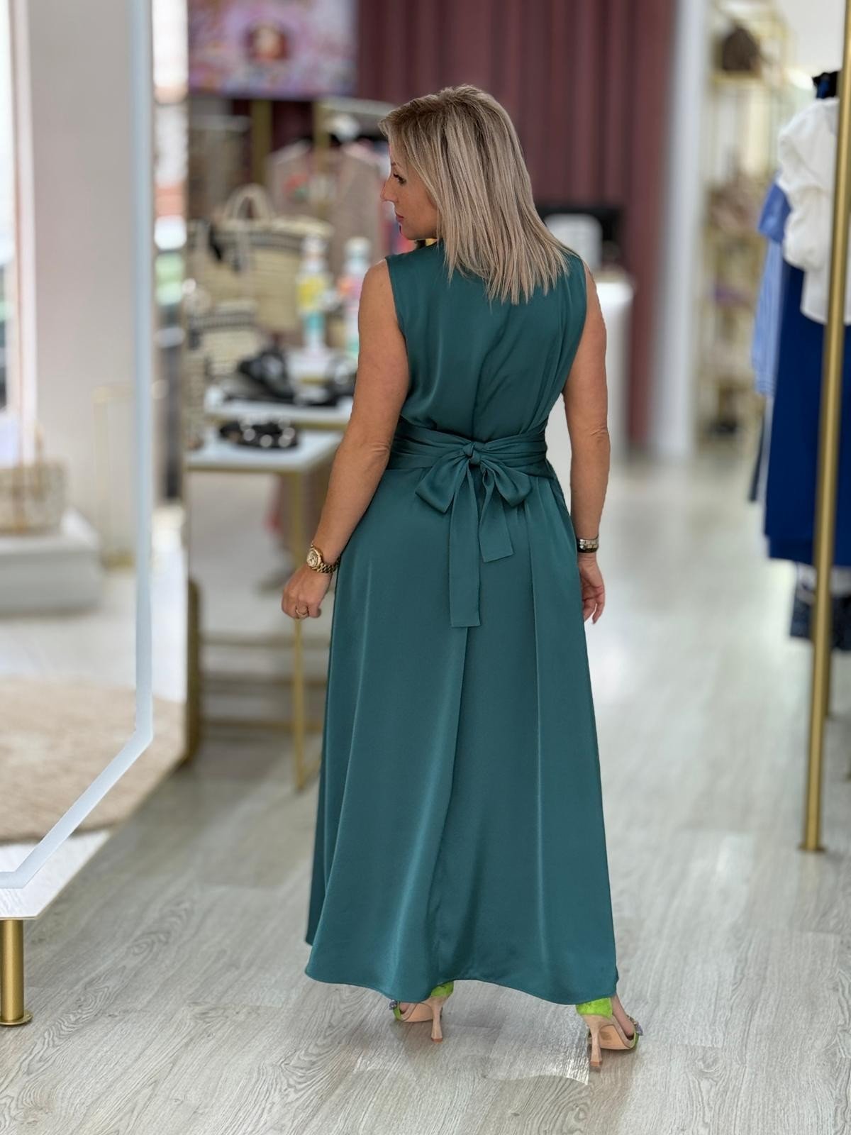 Vestido clássico midi acetinado