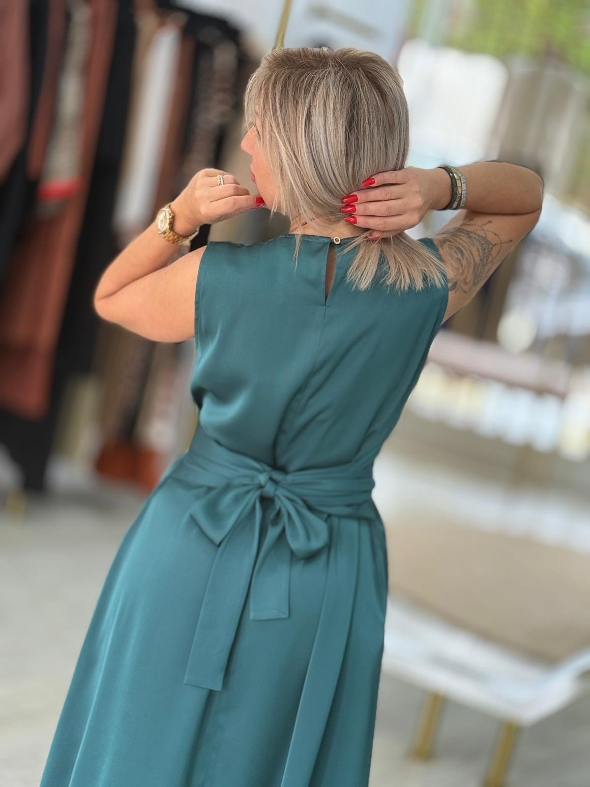 Vestido clássico midi acetinado