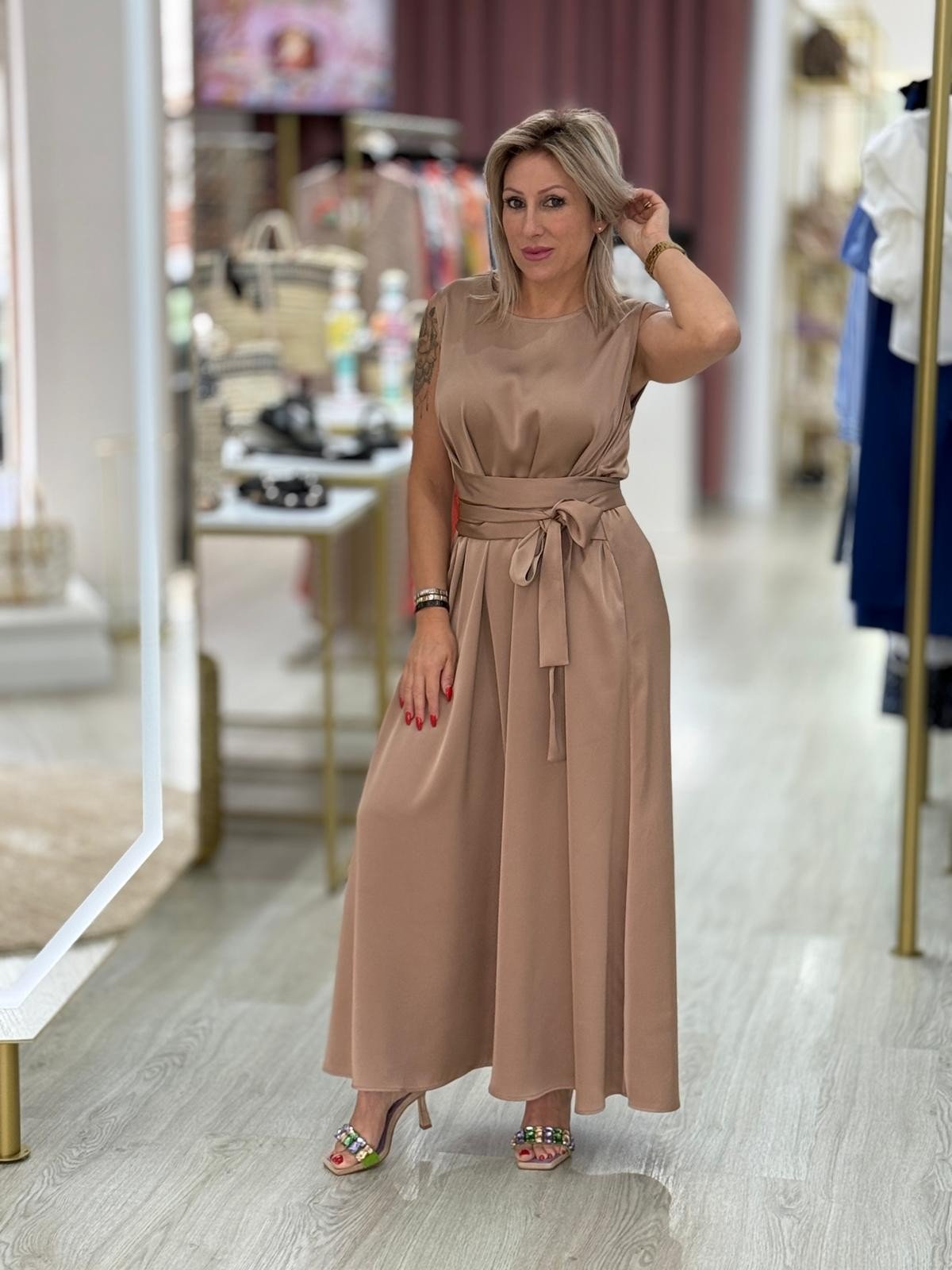 Vestido clássico midi acetinado