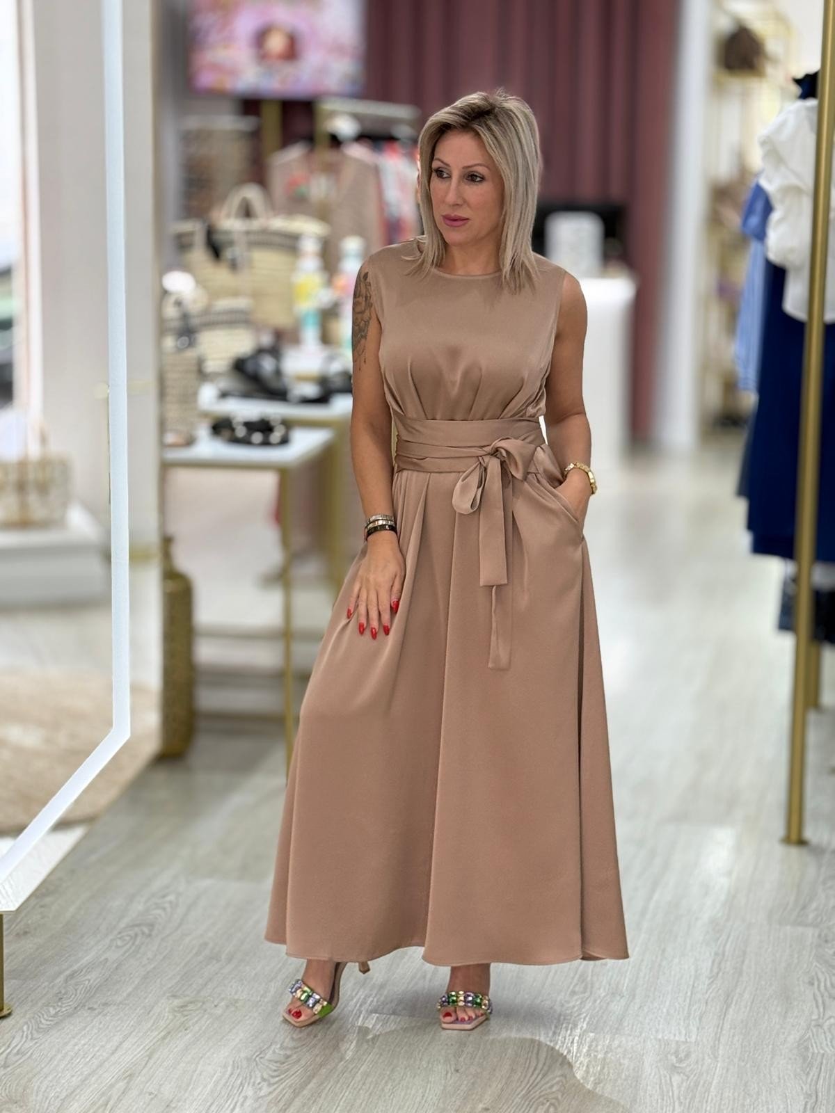 Vestido clássico midi acetinado