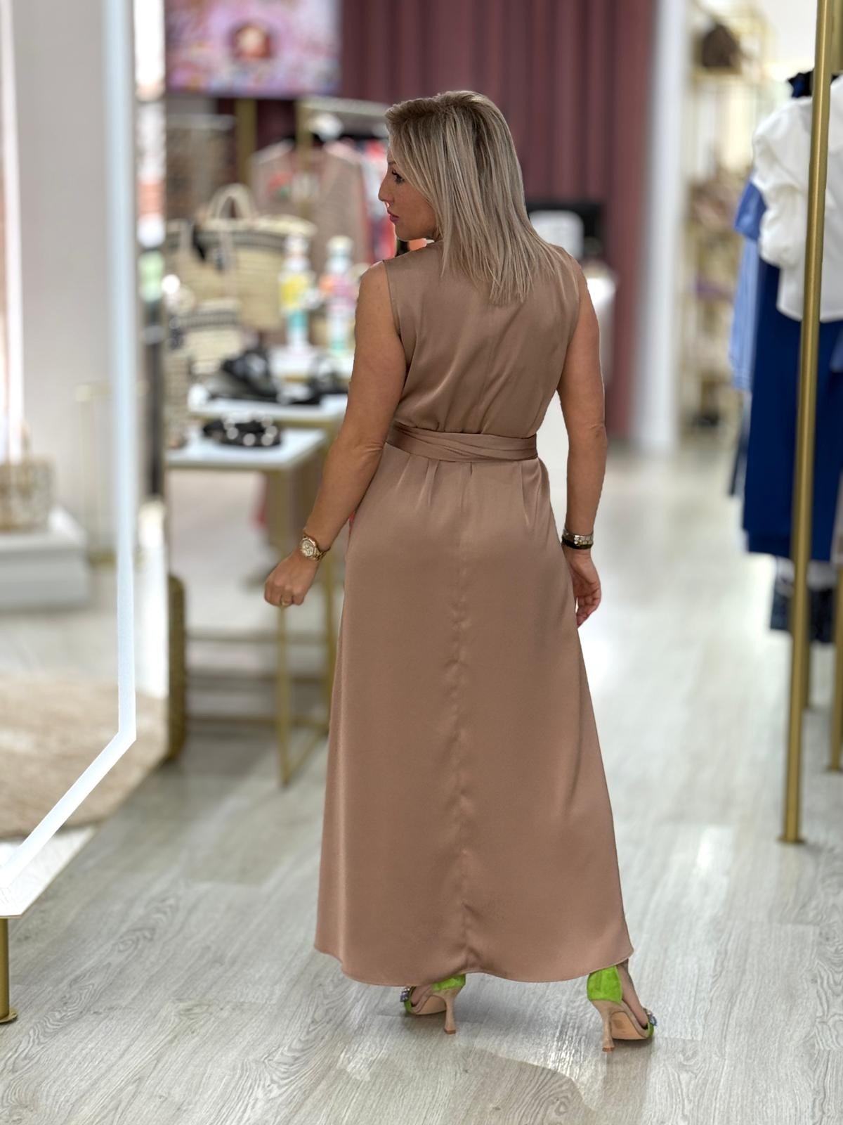 Vestido clássico midi acetinado