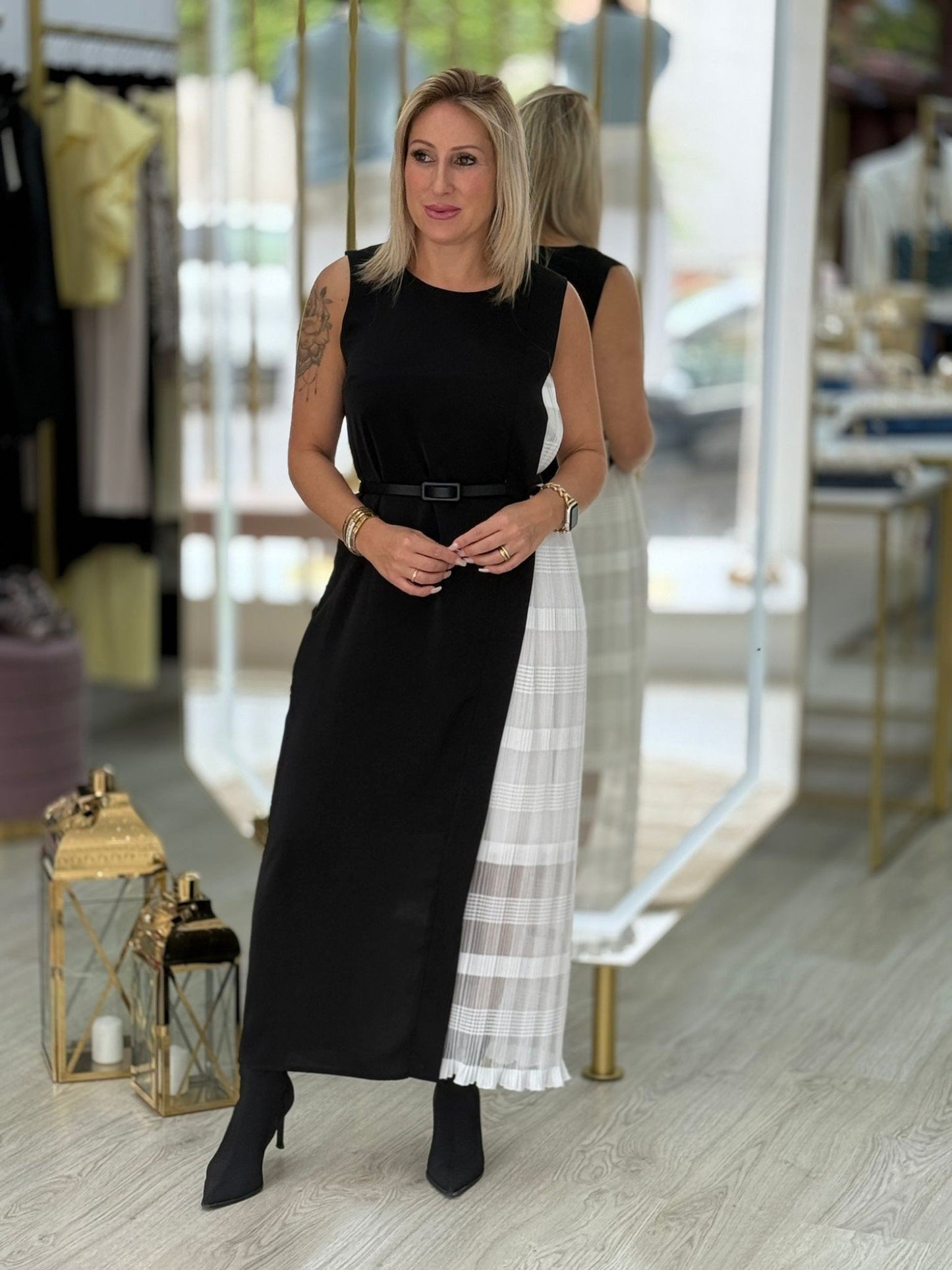 Vestido midi com tecido de renda na lateral a contrastar