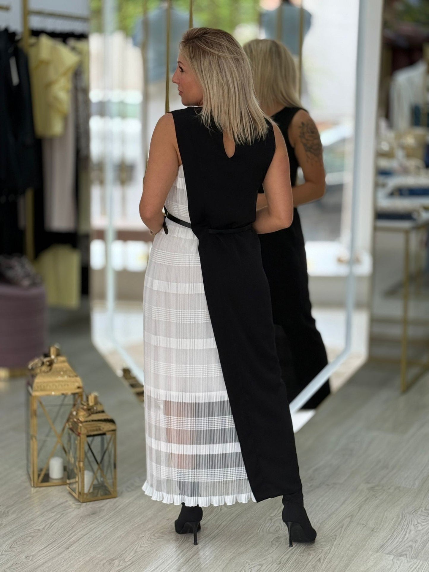 Vestido midi com tecido de renda na lateral a contrastar