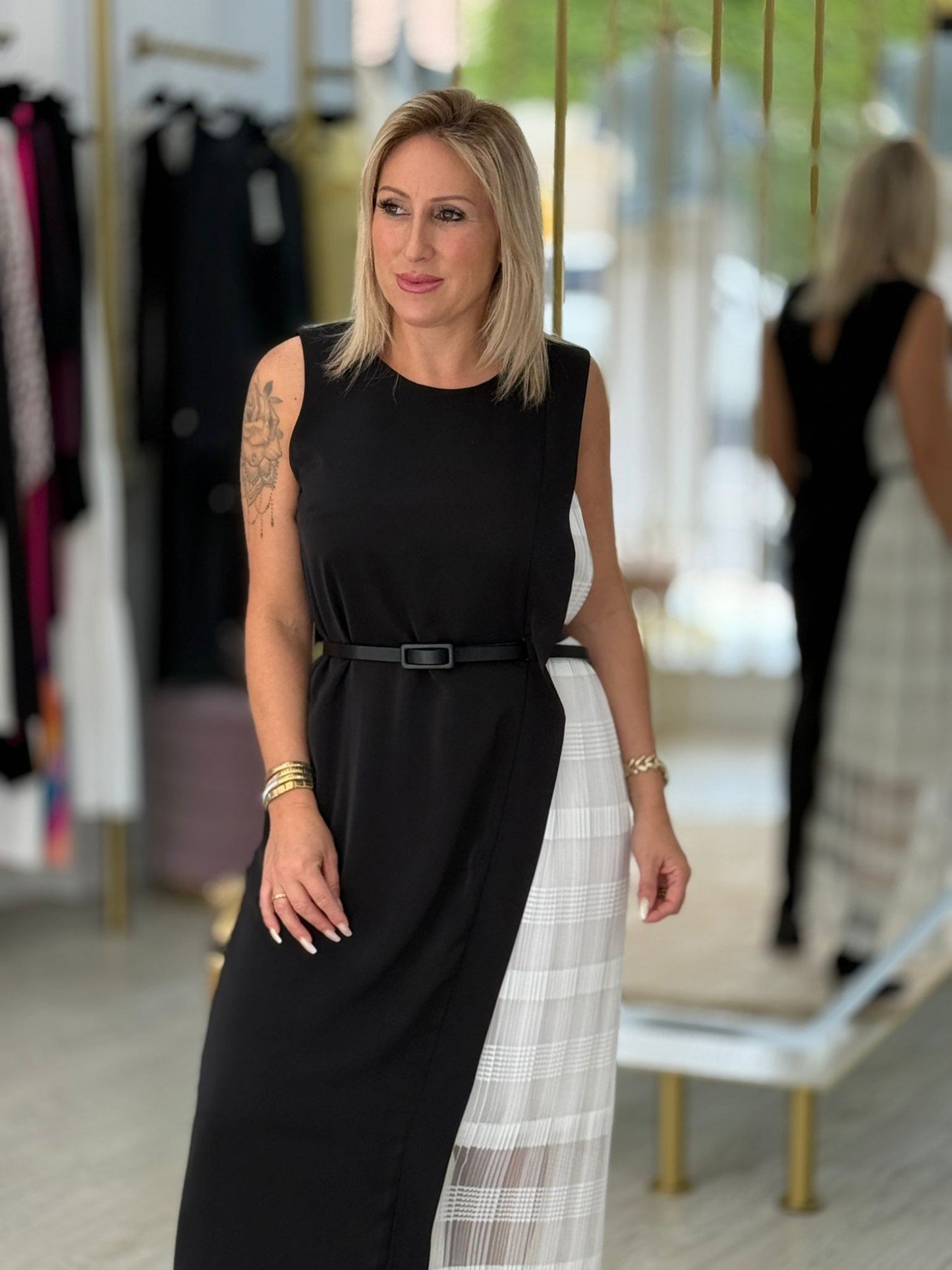 Vestido midi com tecido de renda na lateral a contrastar