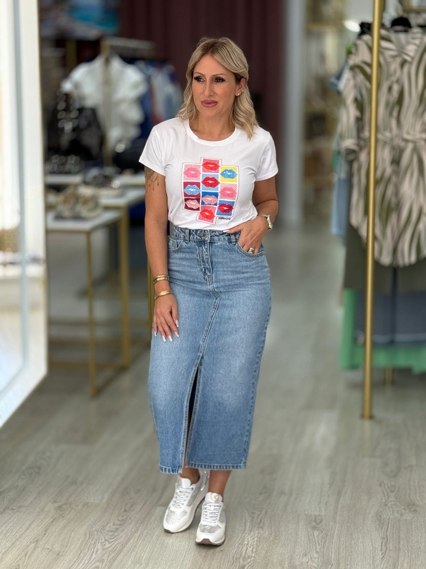 T-shirt em algodão com estampado na frente (+ cores)