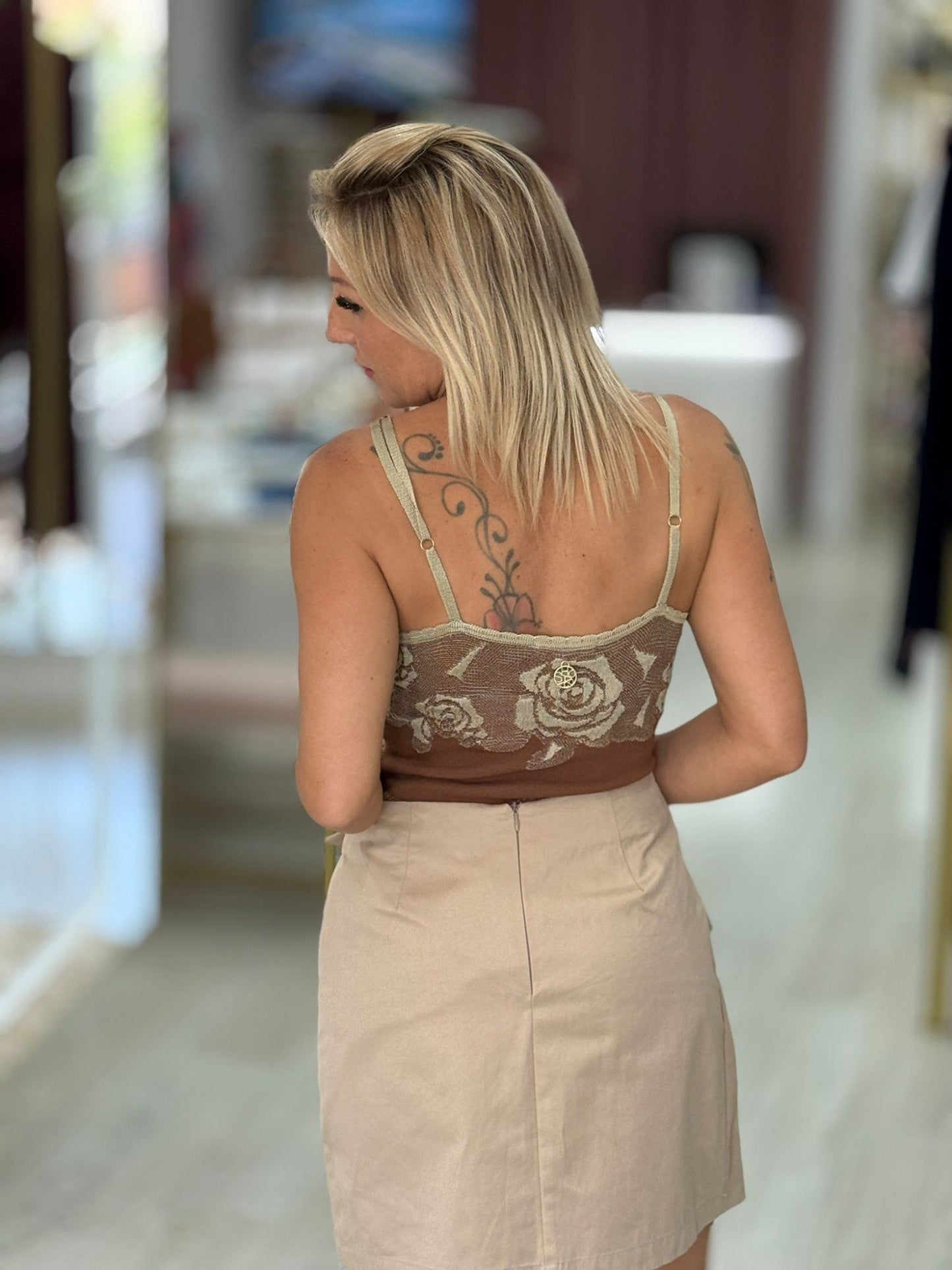 Top de malha com textura de flores