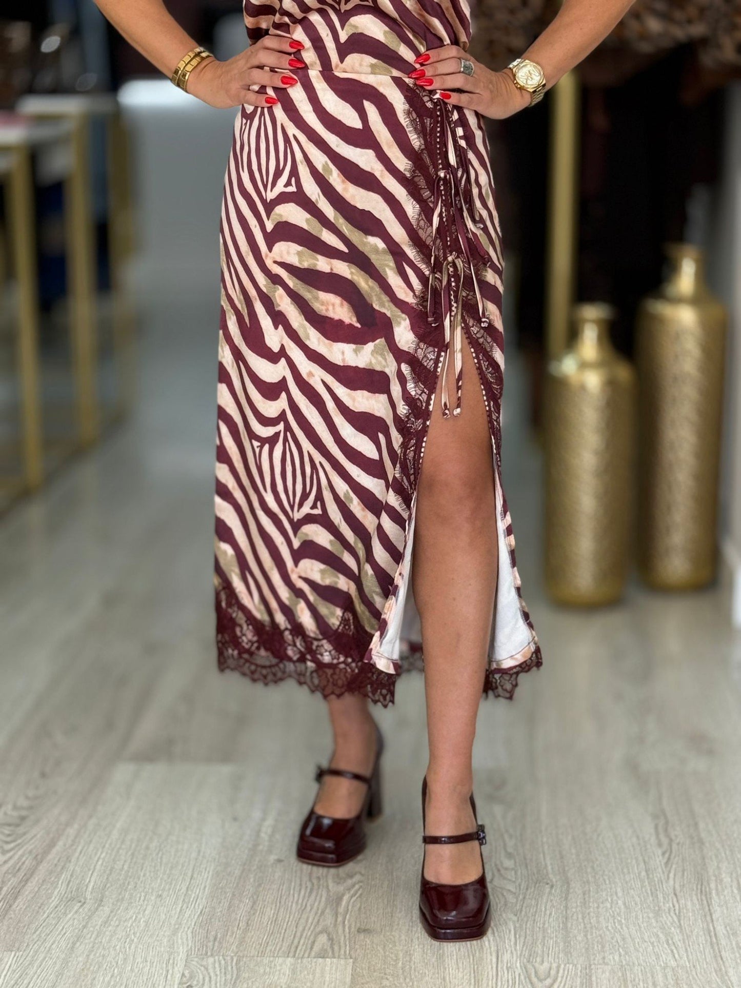 Saia Midi em Cetim com Renda