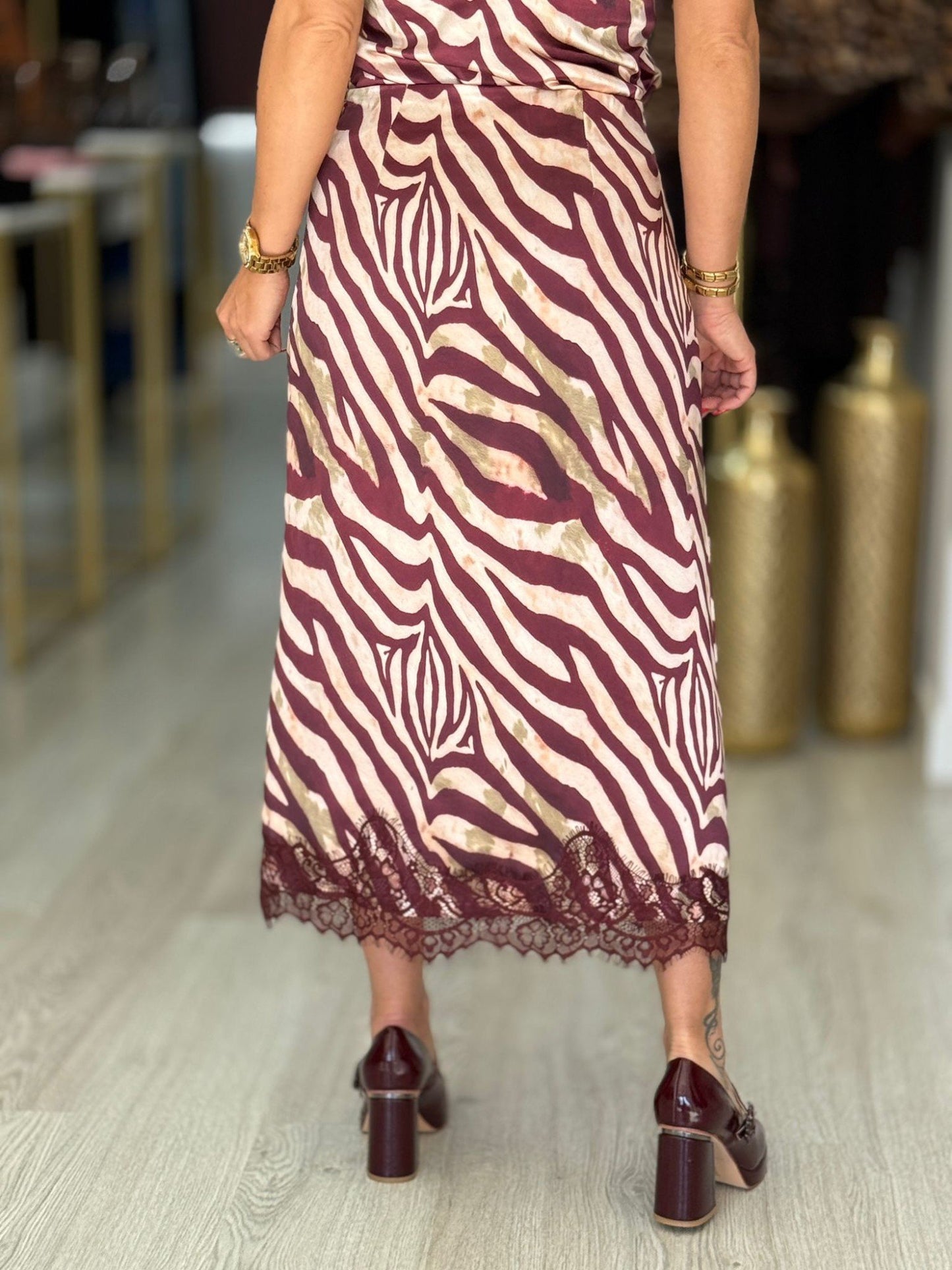 Saia Midi em Cetim com Renda