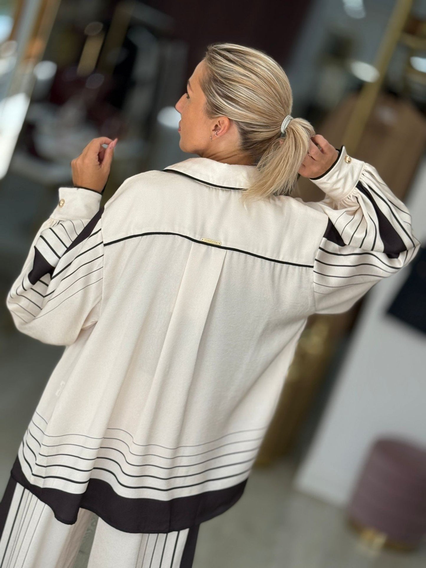 Blusa acetinada