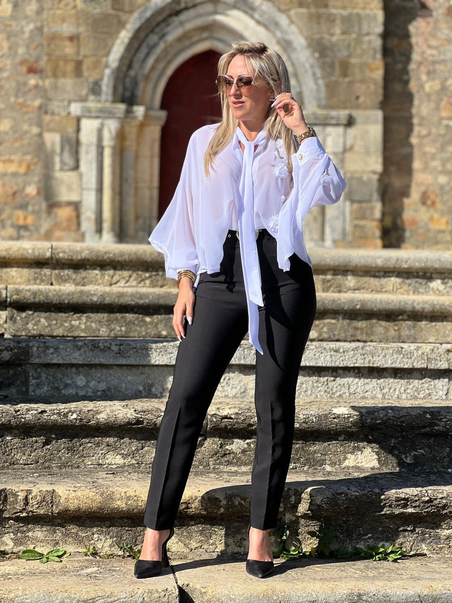 Calças clássicas com cinto de fivela