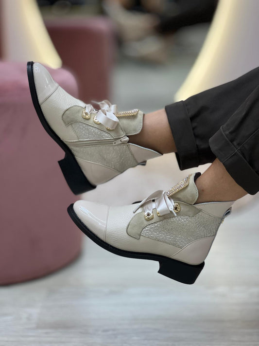 Botins com aplicação de pedraria