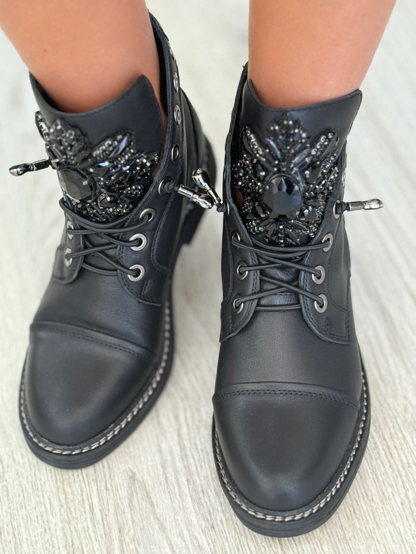Botas pretas com strass