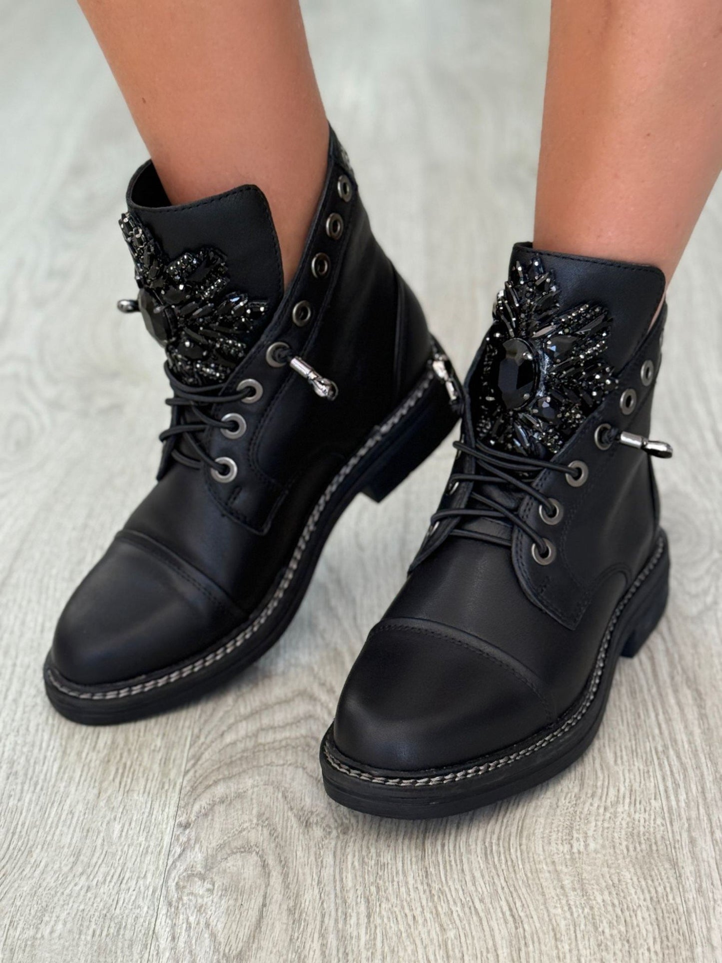 Botas pretas com strass