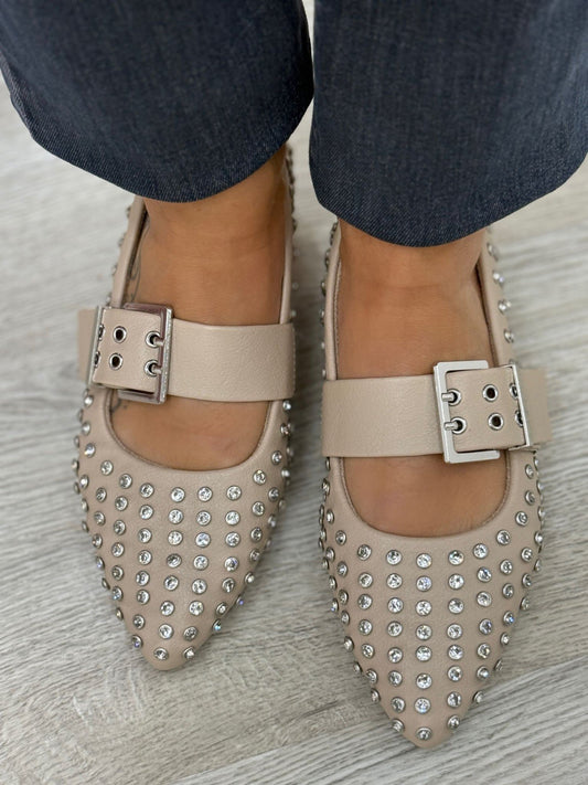 Sapatos bege com tachas