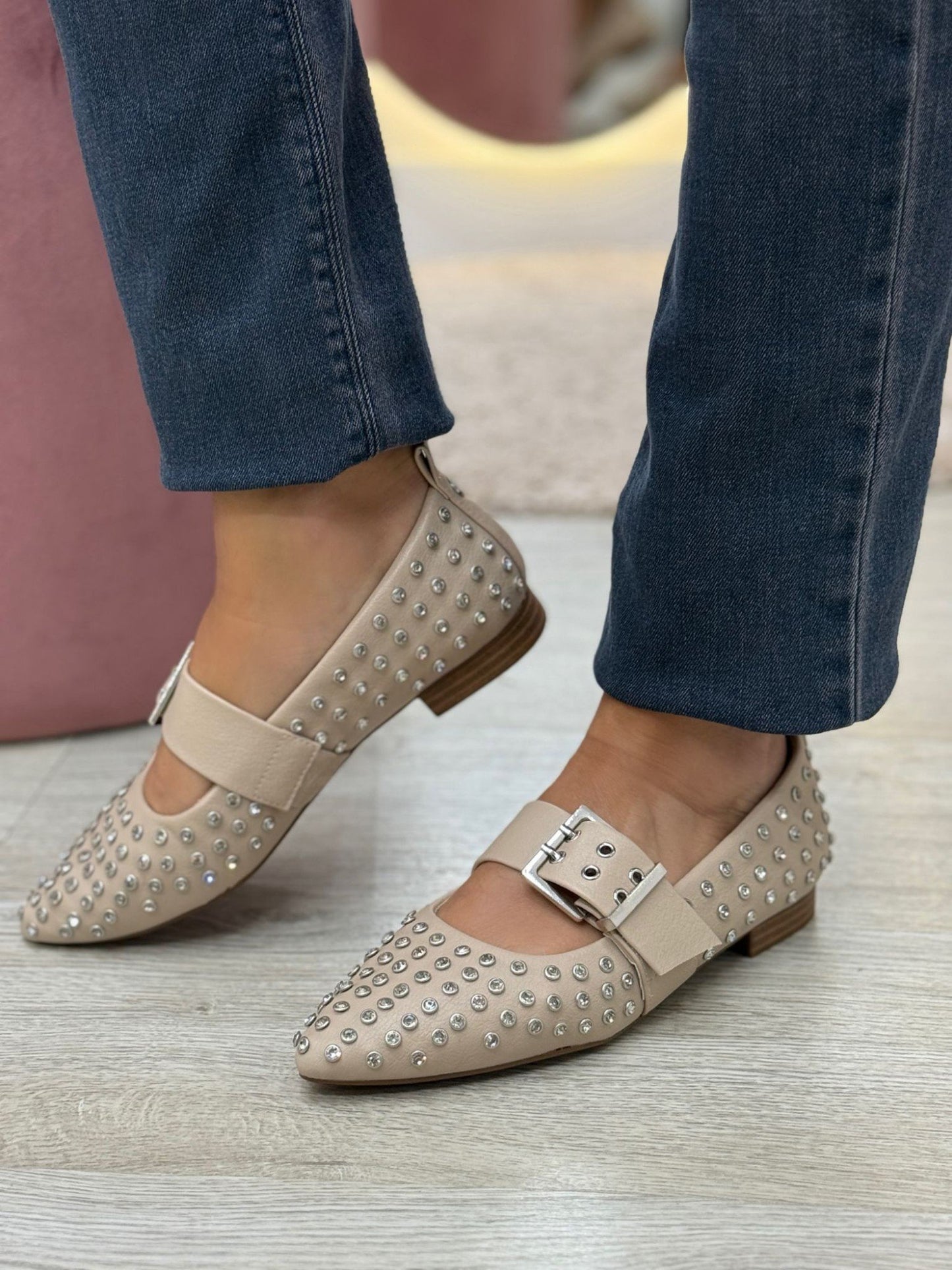Sapatos bege com tachas