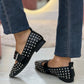 Sapatos pretos com tachas