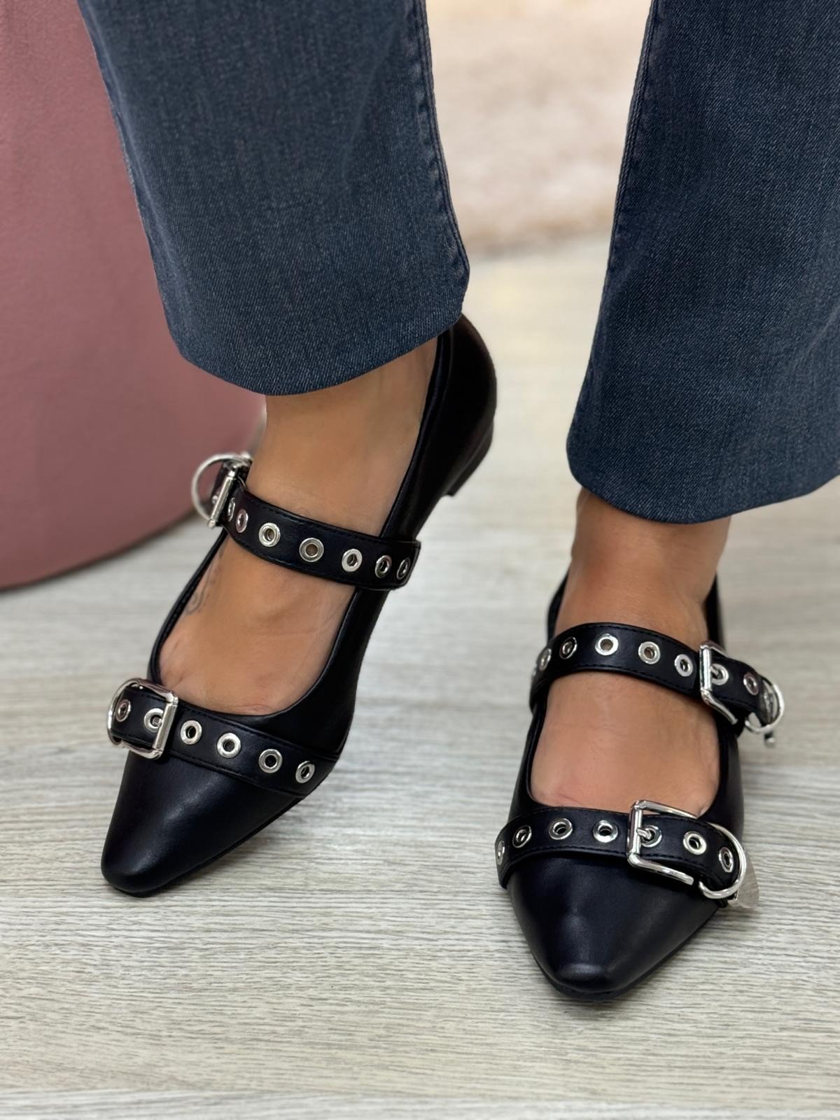 Sapatos pretos com fivela