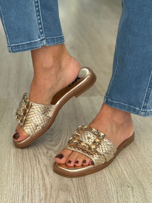 Chinelas rasteiras com brilhos