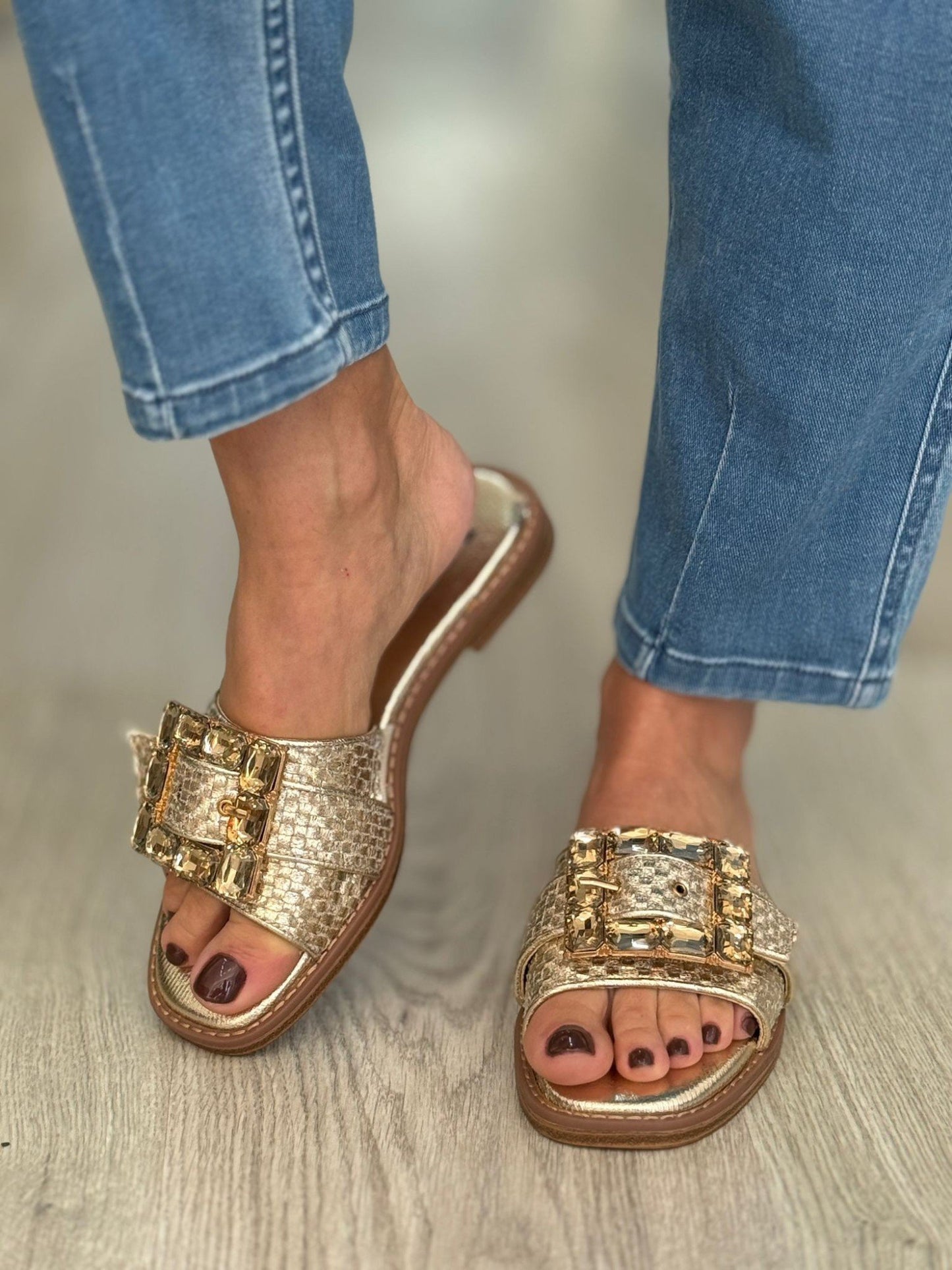 Chinelas rasteiras com brilhos
