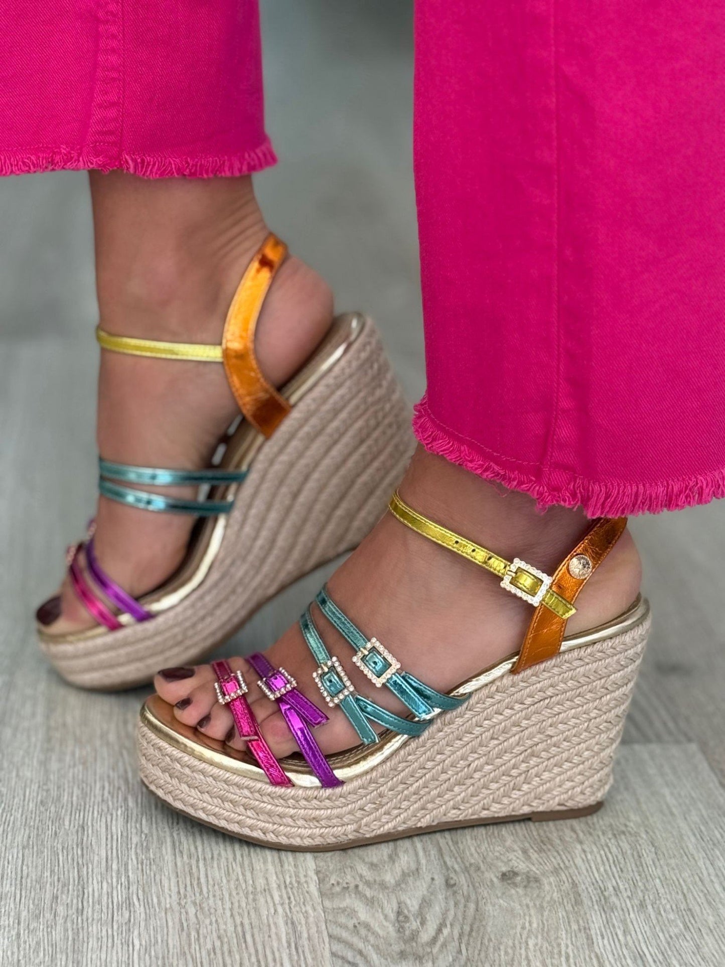 Sandálias multicolor com plantaforma